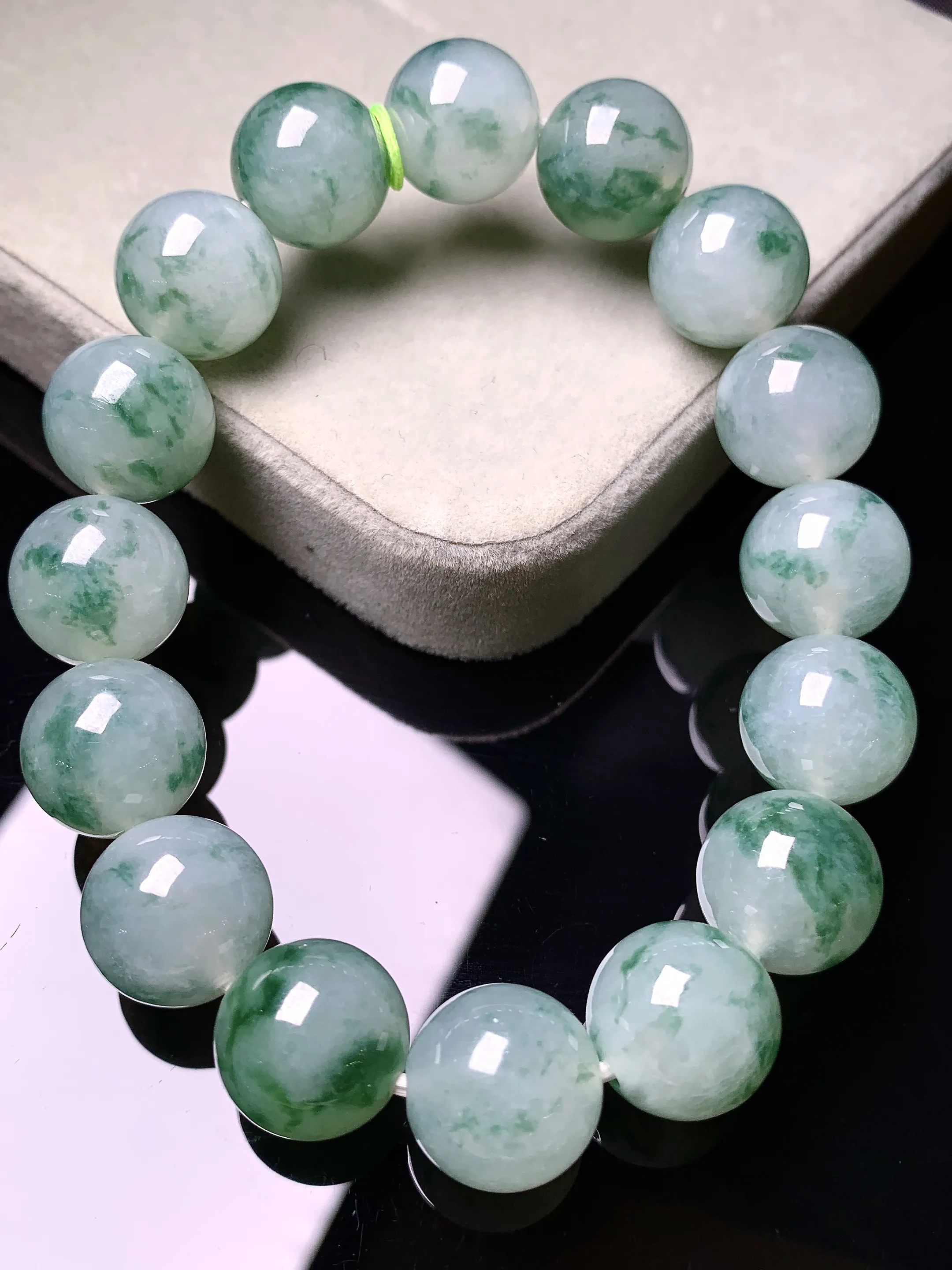 飘花圆珠手链 玉质细腻 色泽清新艳丽 整体尺寸12.8