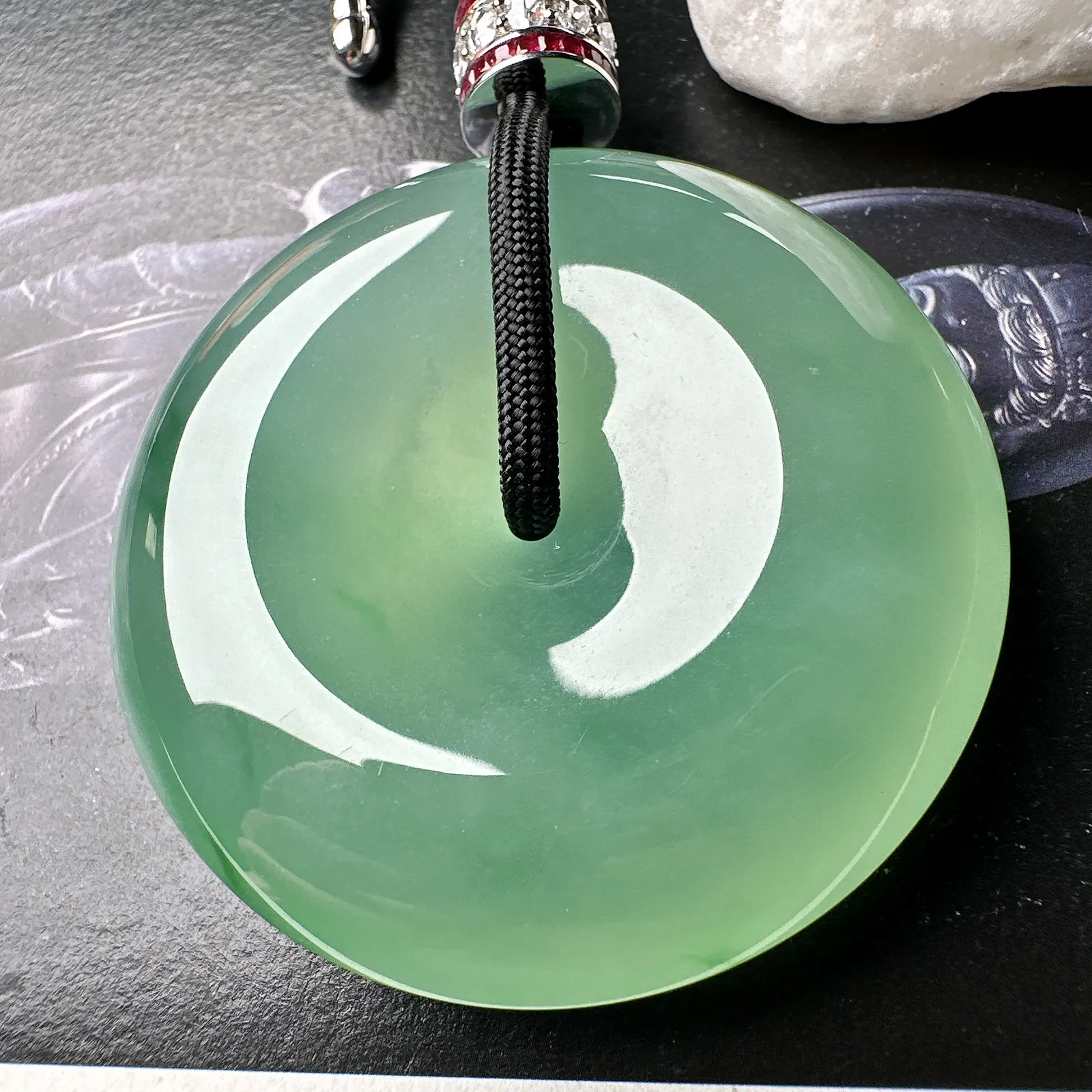 【冰种淡绿大扣子】巨无霸大平安扣，老坑料子，质量很高，大件厚装，上身霸气，难得一见的高品质大扣子，收藏品质。