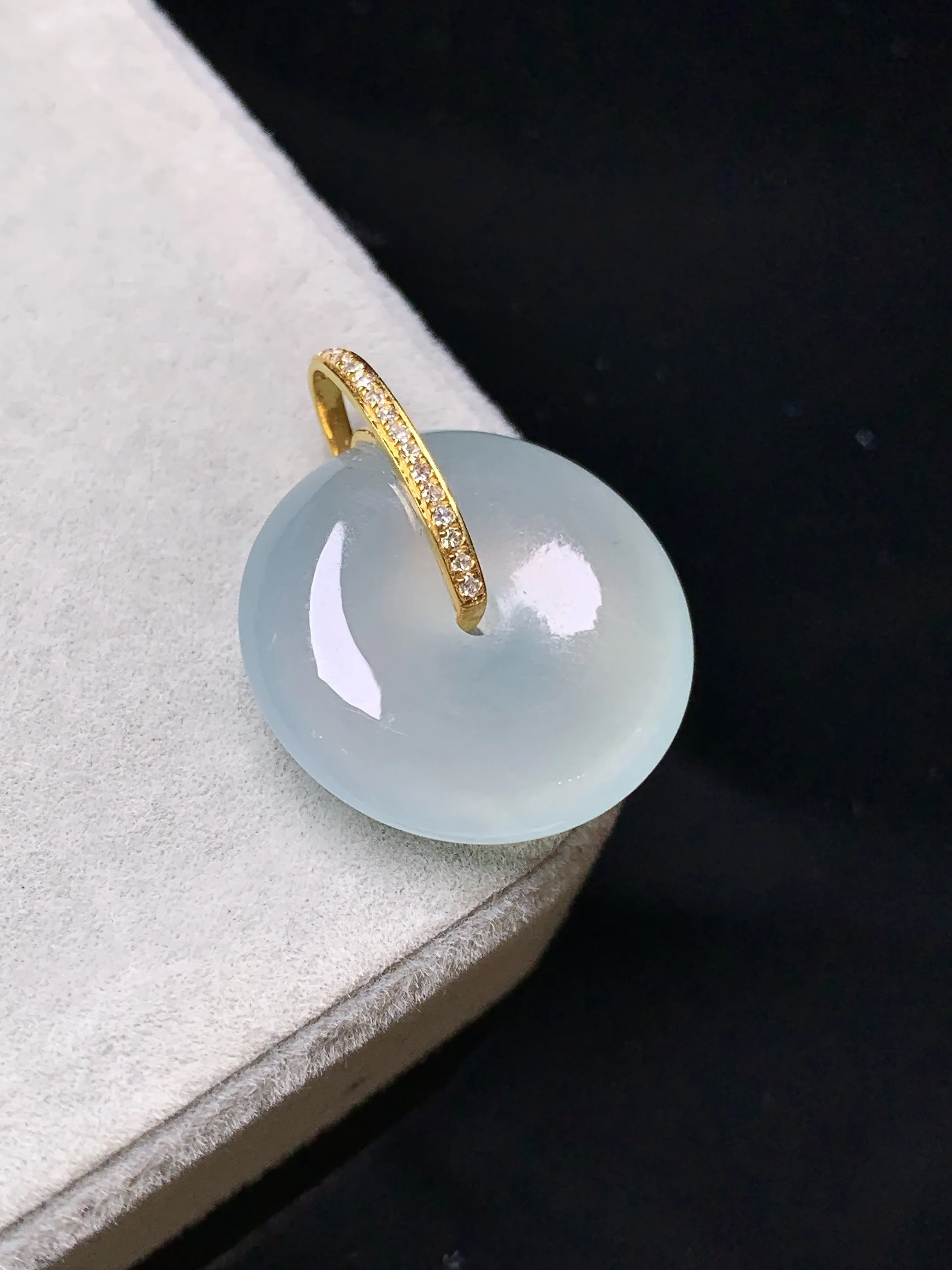 18k金钻镶嵌冰种平安扣吊坠 玉质细腻 色泽艳丽清新 整体尺寸21.5*17.5*5.2