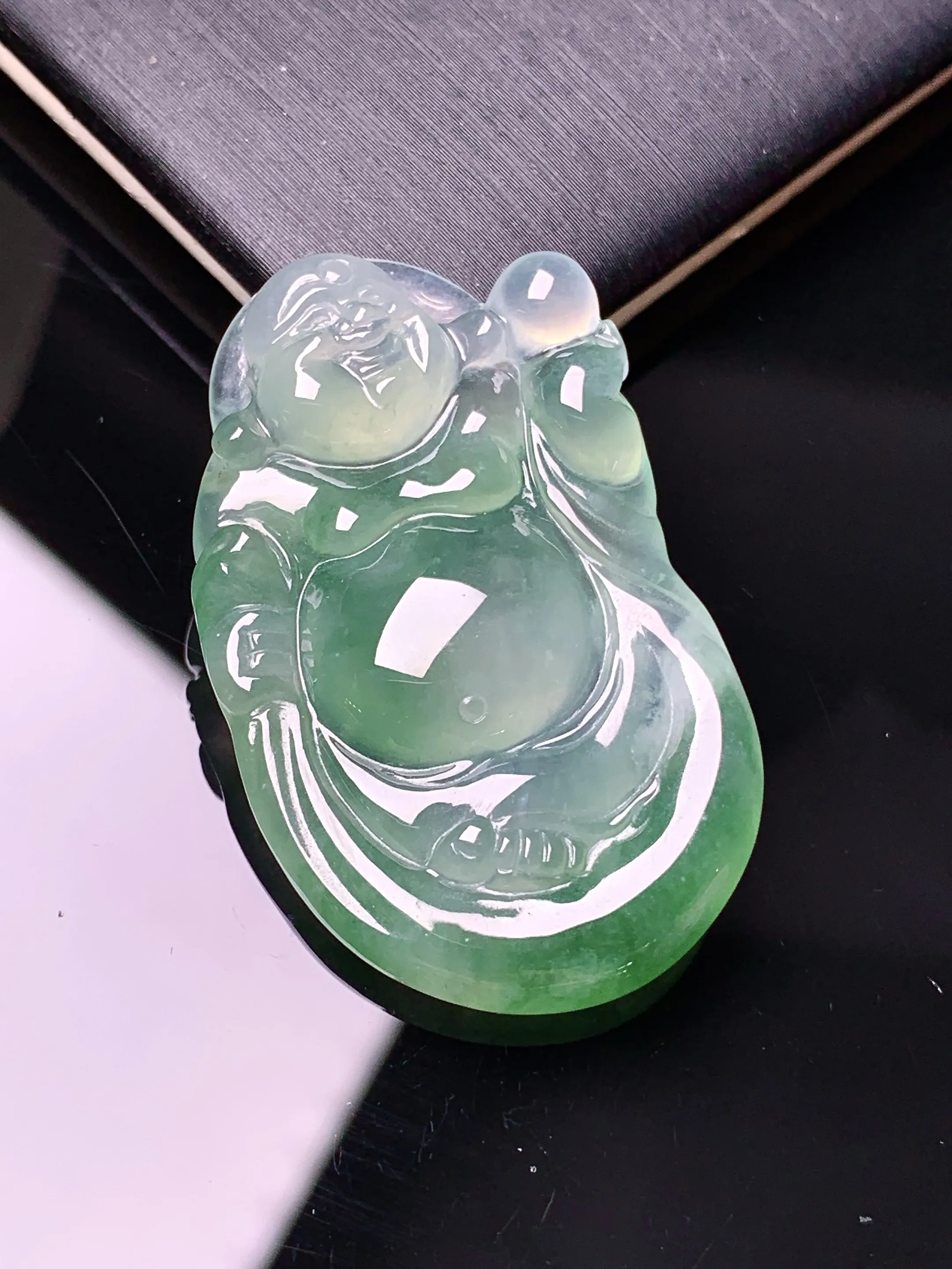 冰种飘绿逍遥佛公吊坠 玉质细腻 色泽清新艳丽 整体尺寸36.7*22.6*5.5