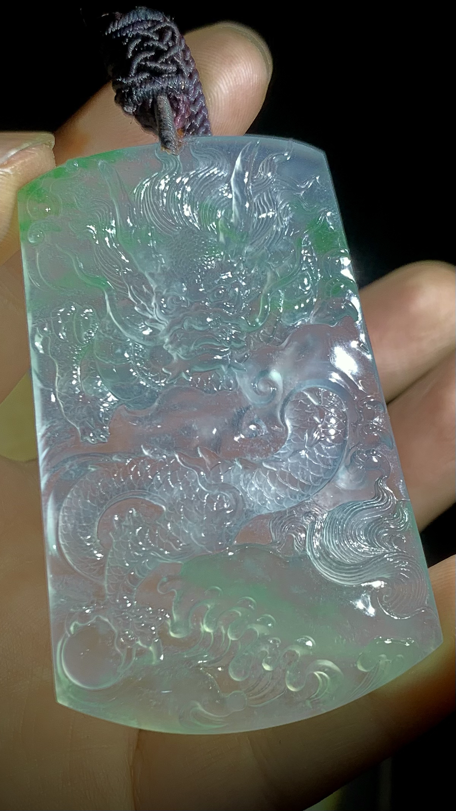 【盛世龙腾·神龙护主】，高品质龙牌，
经鼎玉雕艺术作品，63-40-7mm，39g，。