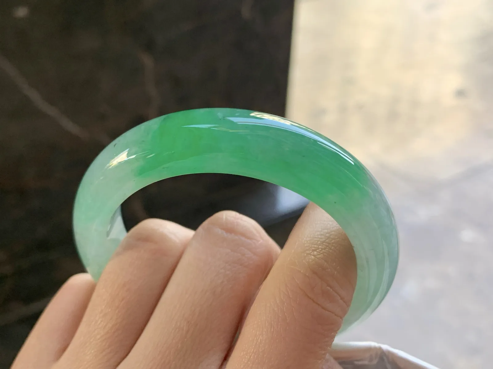 54-13.3-8.7

绿色手镯^_^颜色鲜艳 玉质温润 起光