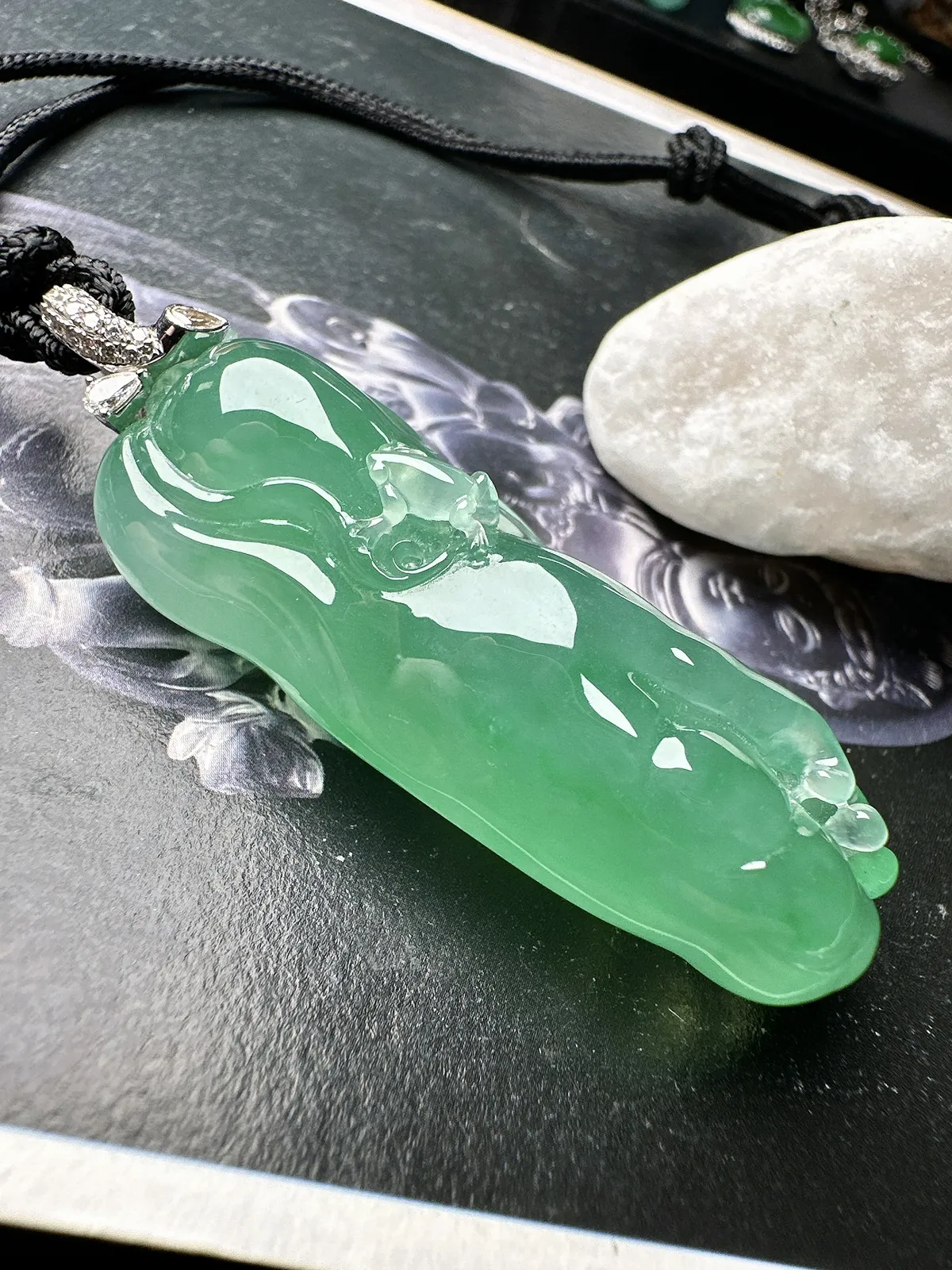 【冰种满绿呱呱来财吊坠】大尺寸佛手瓜，质地冰润细腻，种老起光，收藏品质，18k金钻镶嵌扣头，裸石尺寸51.5*20*16毫米