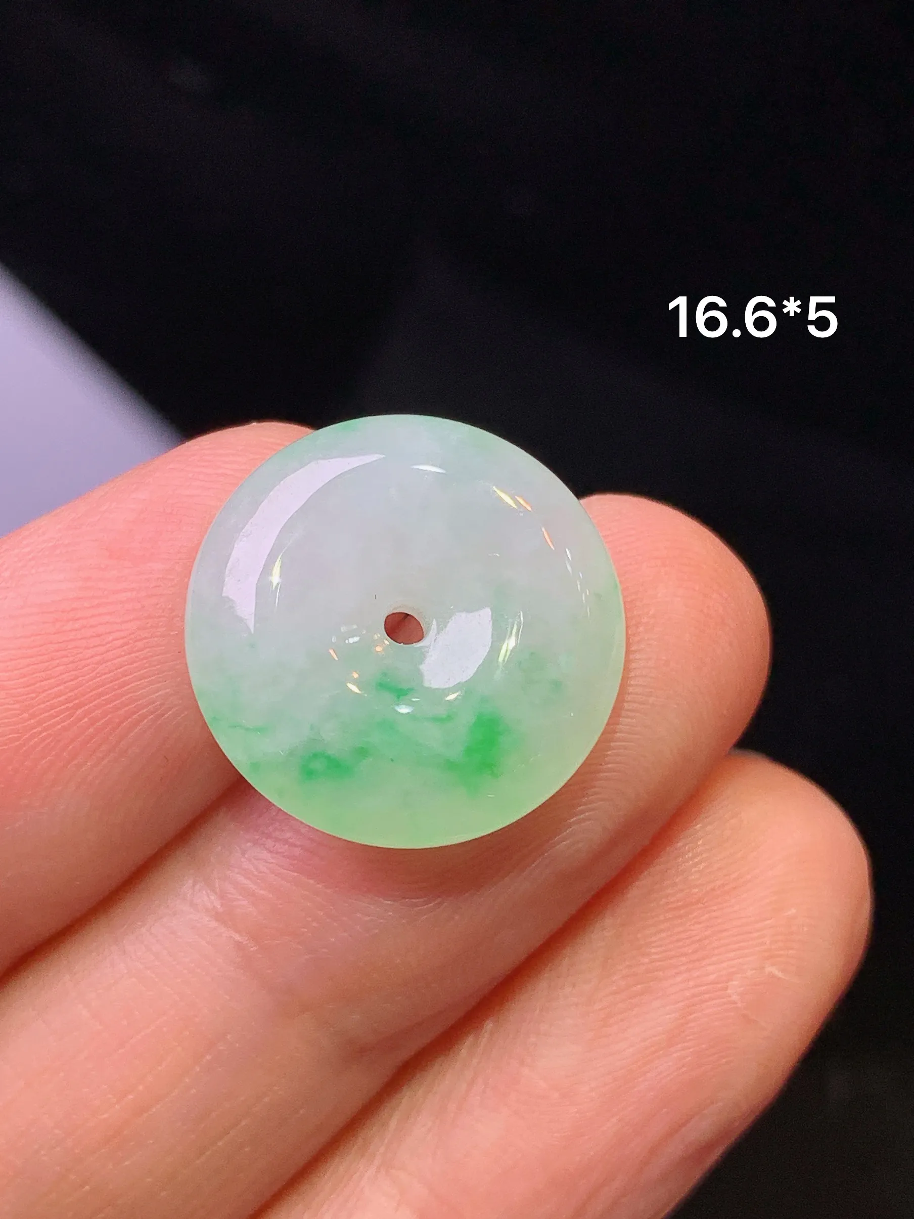 飘绿平安扣吊坠 玉质细腻 色泽艳丽清新 整体尺寸 16.6*5