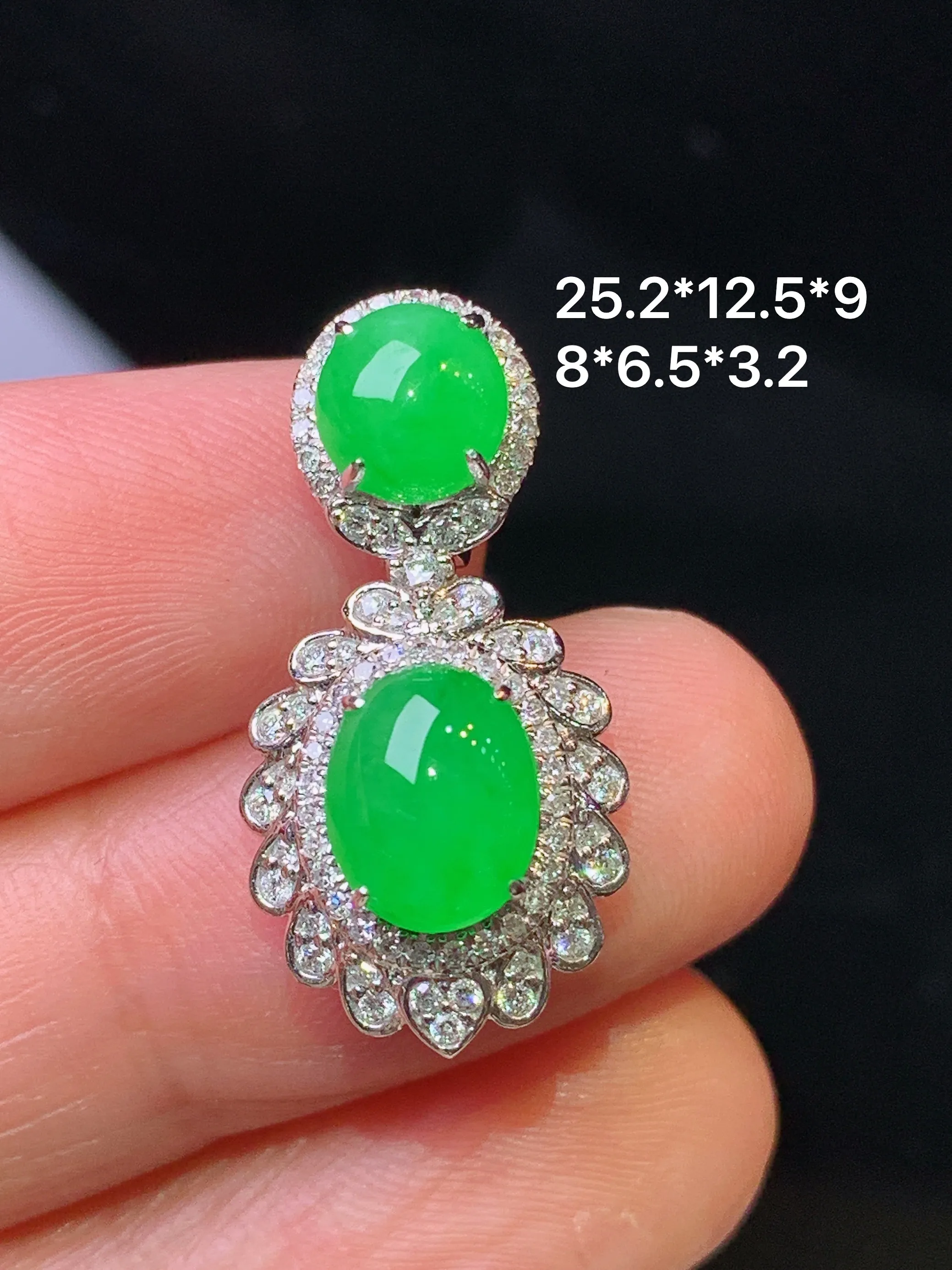 18k金钻镶嵌满绿蛋面吊坠 玉质细腻 色泽艳丽清新 整体尺寸 25.2*12.5*9