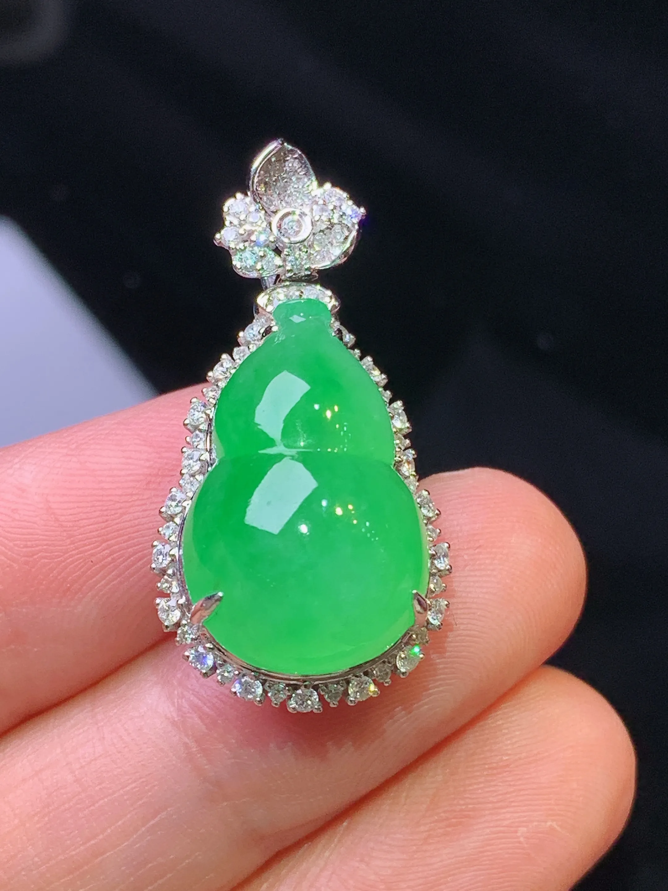 18k金钻镶嵌翠绿葫芦吊坠 玉质细腻 色泽艳丽清新 整体尺寸31.6*16*13.7