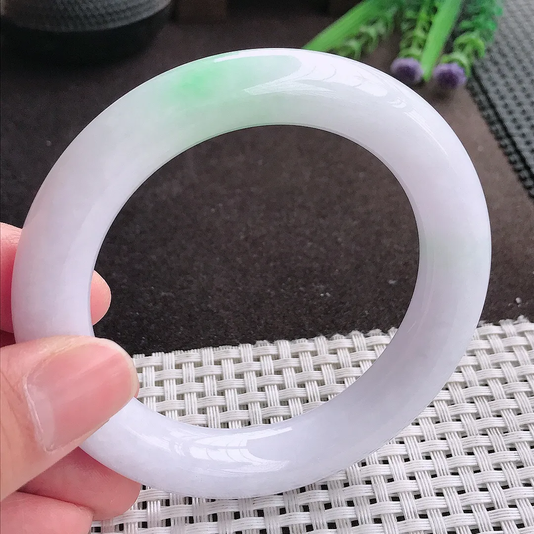 实拍A货翡翠57/11.7/11.5老坑精美温润飘绿圆条手镯翡翠玉镯