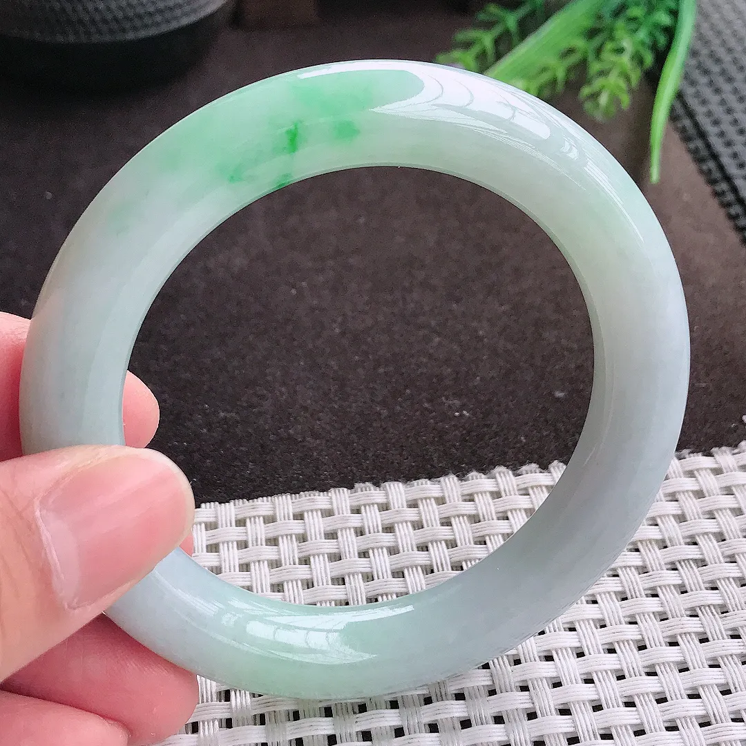 实拍A货翡翠56/11老坑冰润飘绿圆条手镯翡翠玉镯