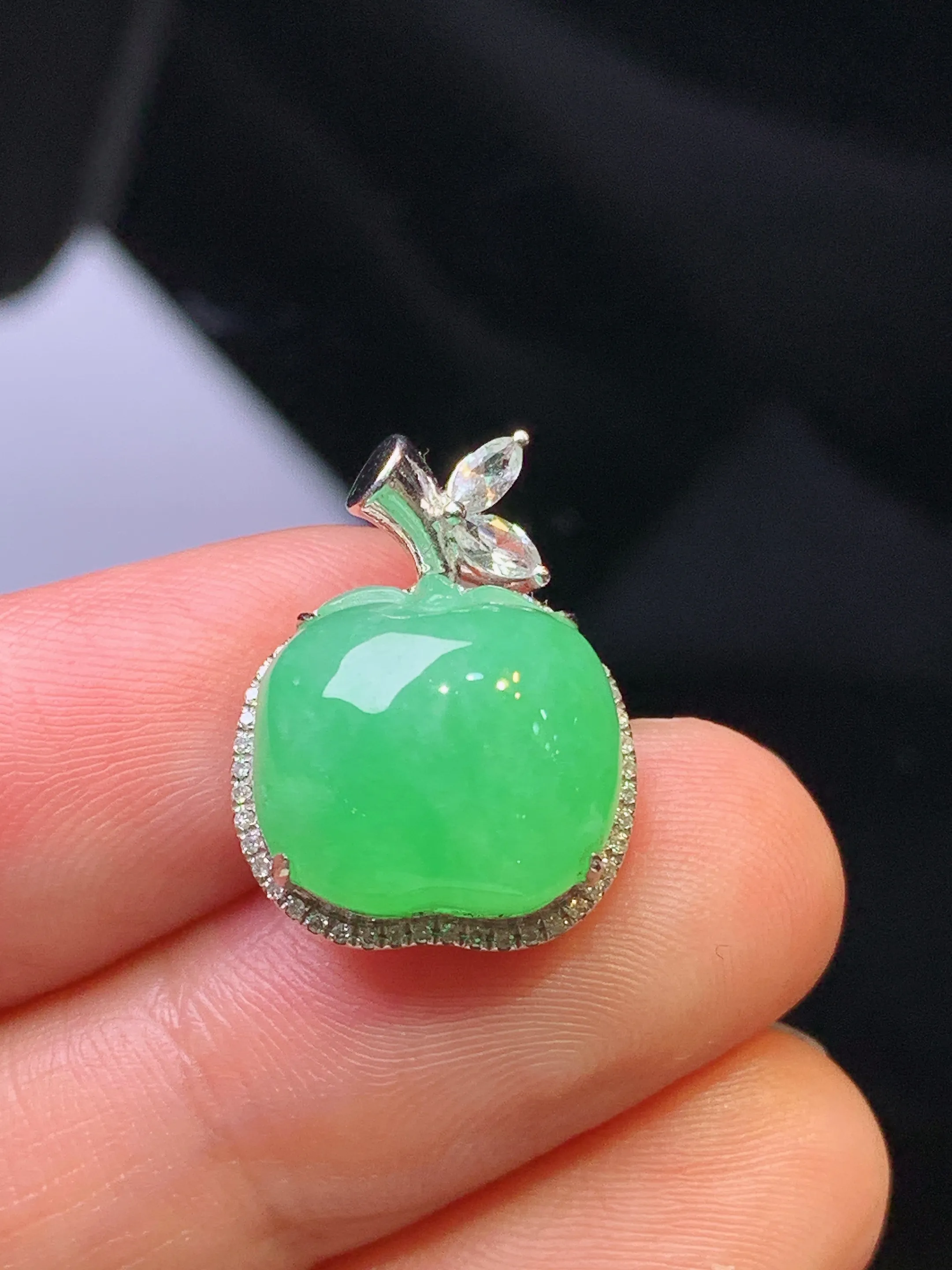 18金钻镶嵌翠绿苹果吊坠 玉质细腻 色泽清新艳丽 整体尺寸18.8*14.3*9.8