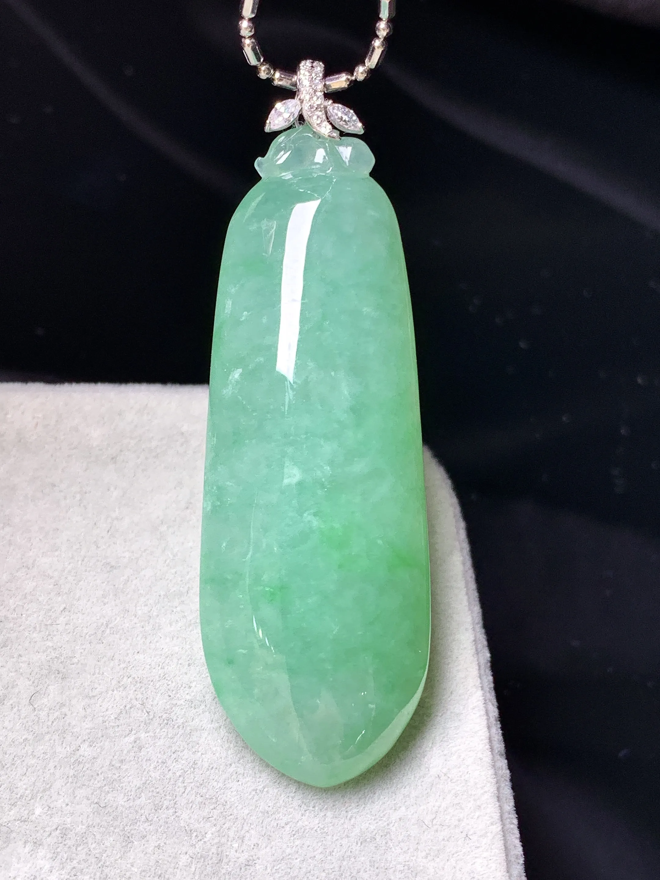 18金钻镶嵌浅绿福瓜吊坠 玉质细腻 色泽清新艳丽 整体尺寸51.3*16.3*8.8