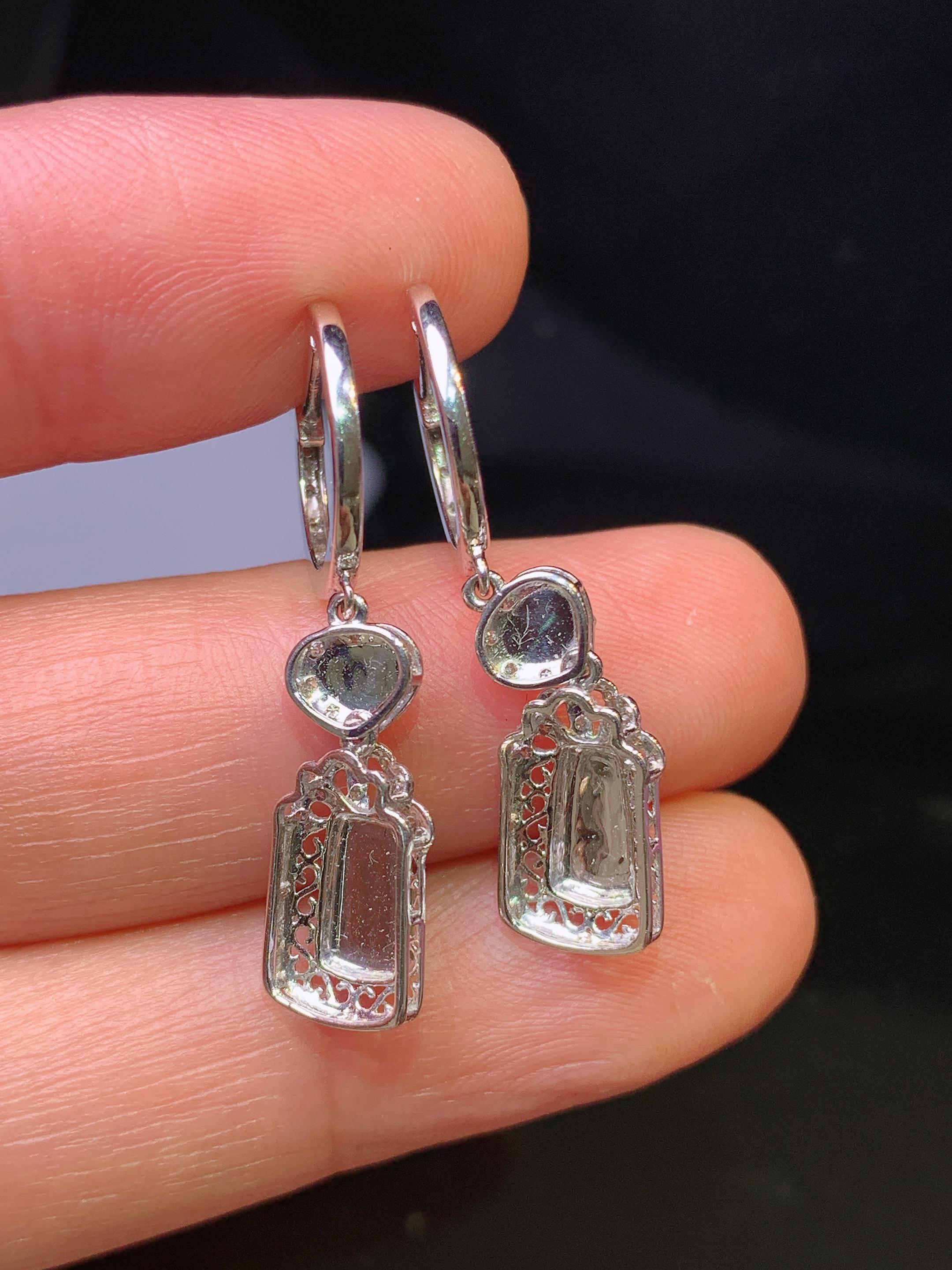 18k金钻镶嵌满绿玉柱耳坠 玉质细腻 色泽艳丽清新 整体尺寸30.5*7.2*4.6