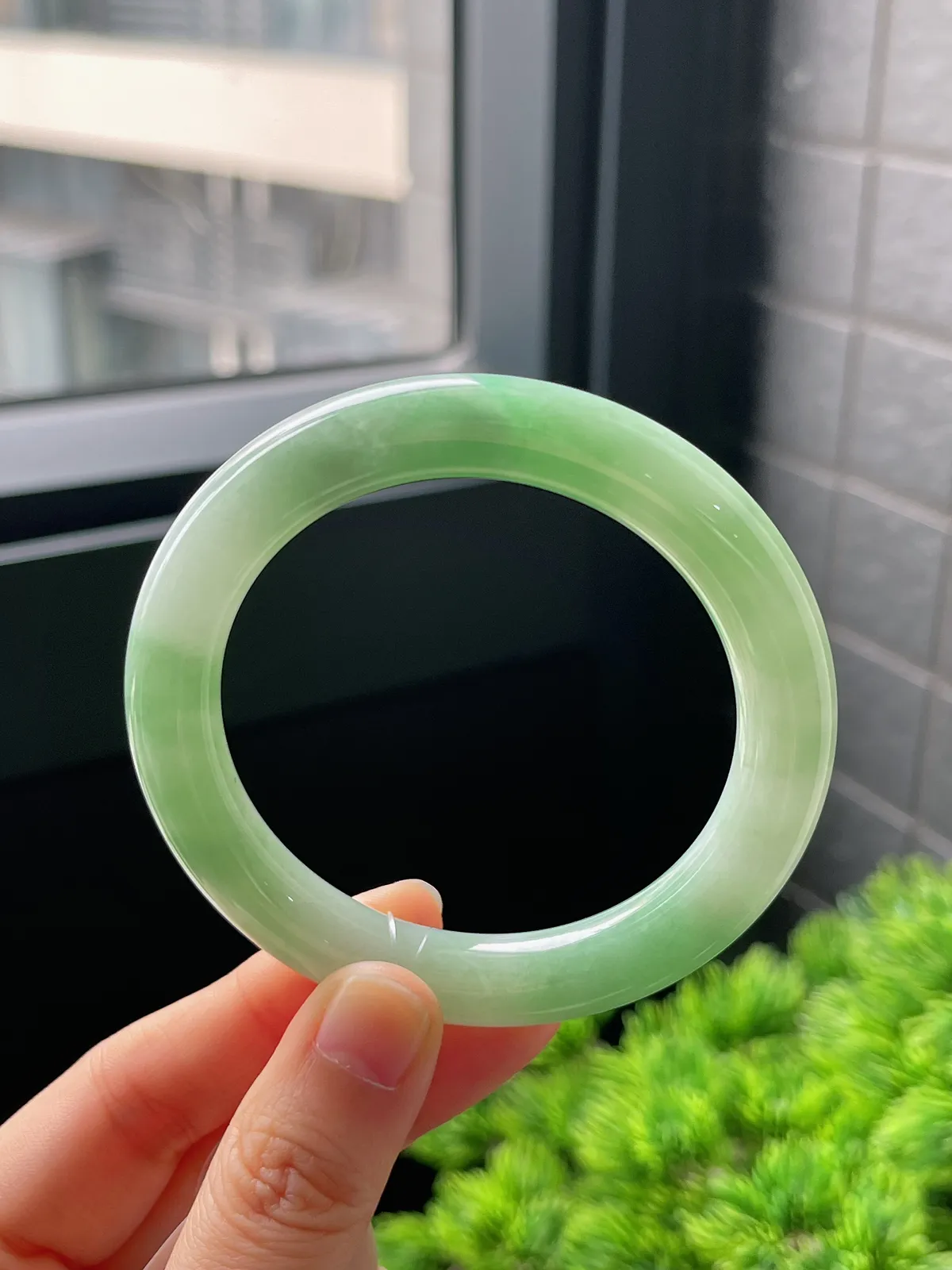 圆镯53.7圈口，翡翠糯化种淡绿色手镯