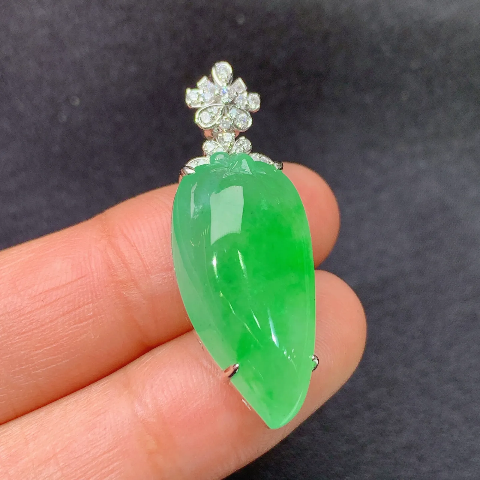 阳绿福瓜吊坠，18k金镶嵌，色泽鲜阳，冰润细腻，种水足，Jj 尺寸34.2*12.5*8.3