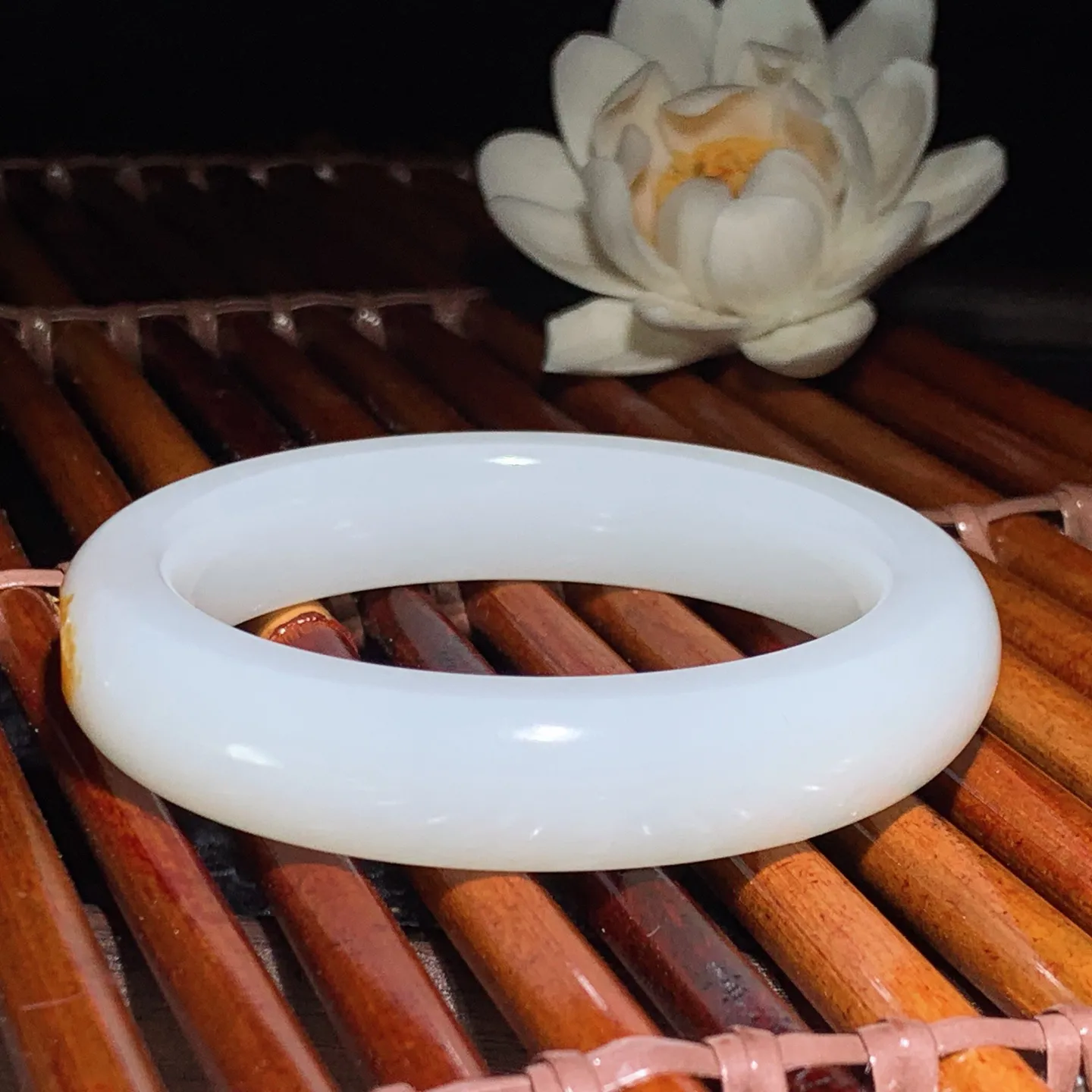 54圈口 新疆和田玉油皮料羊脂白手镯 54圈口条宽 12厚10重61.5克。玉质细腻油润。手推出油。佩戴高端典雅。lt260122