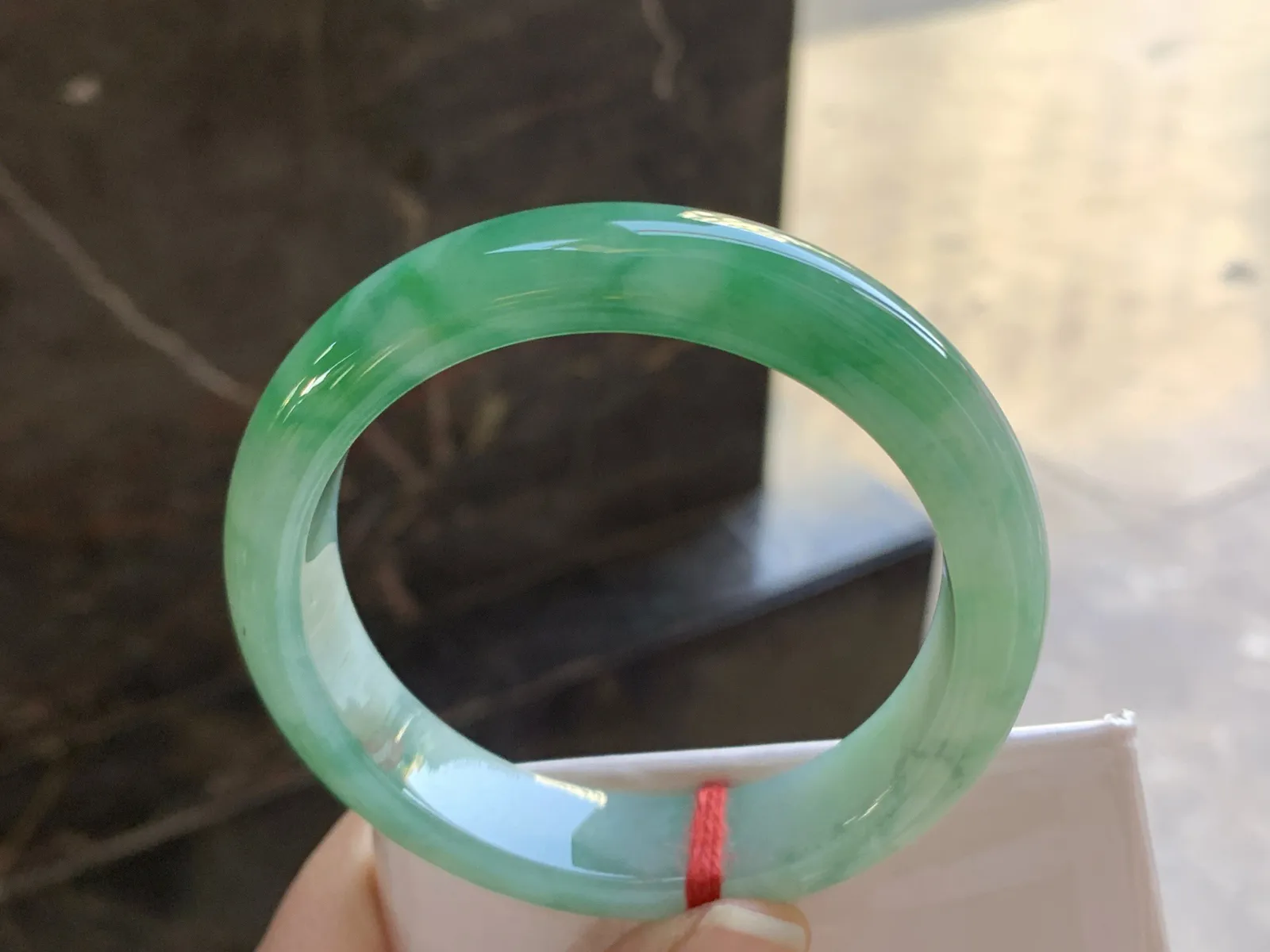 56-12.9-8.3

绿色手镯^_^颜色鲜艳 玉质温润