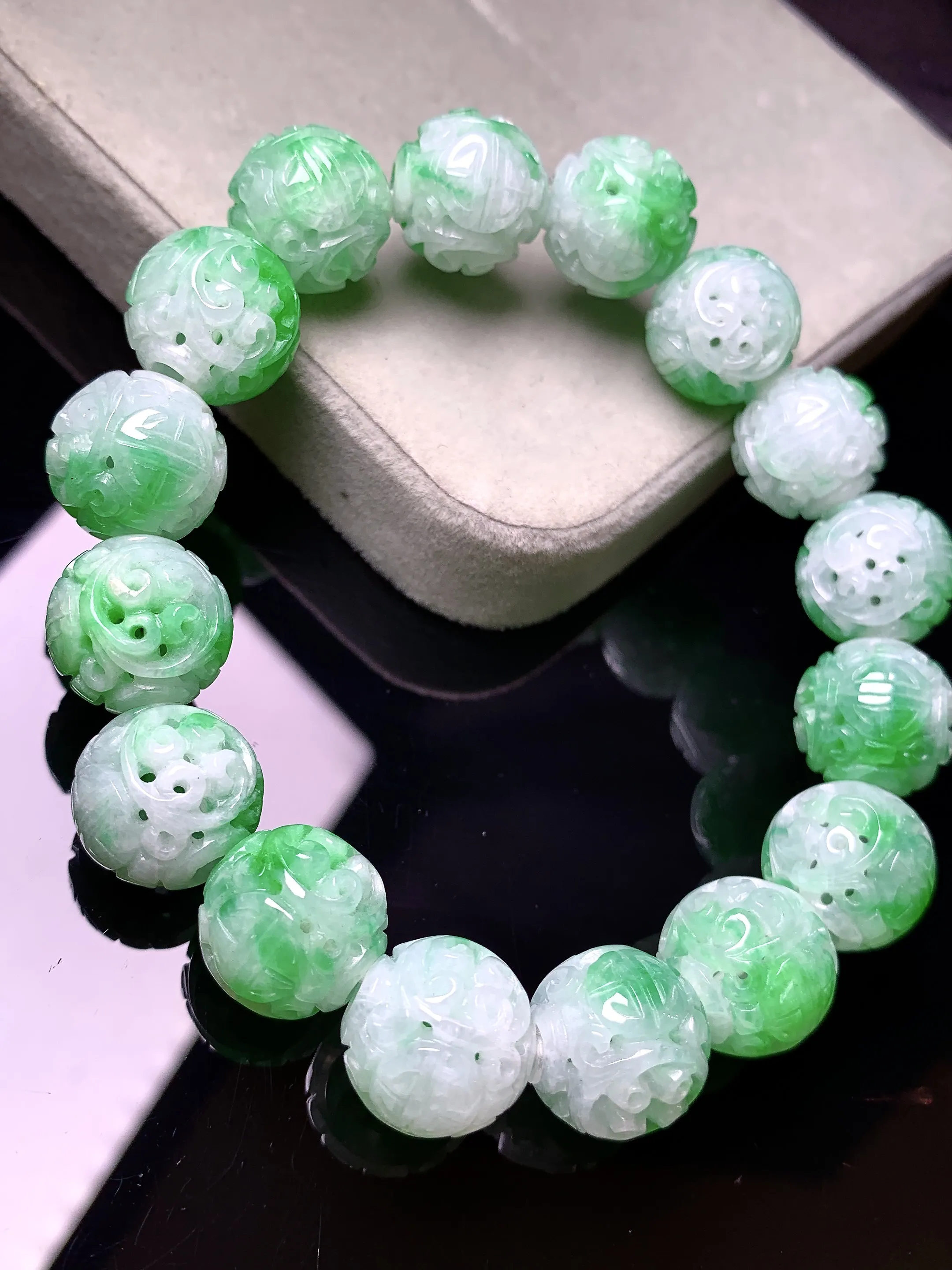 飘绿雕花圆珠手链 玉质细腻 色泽清新艳丽 整体尺寸13.8
