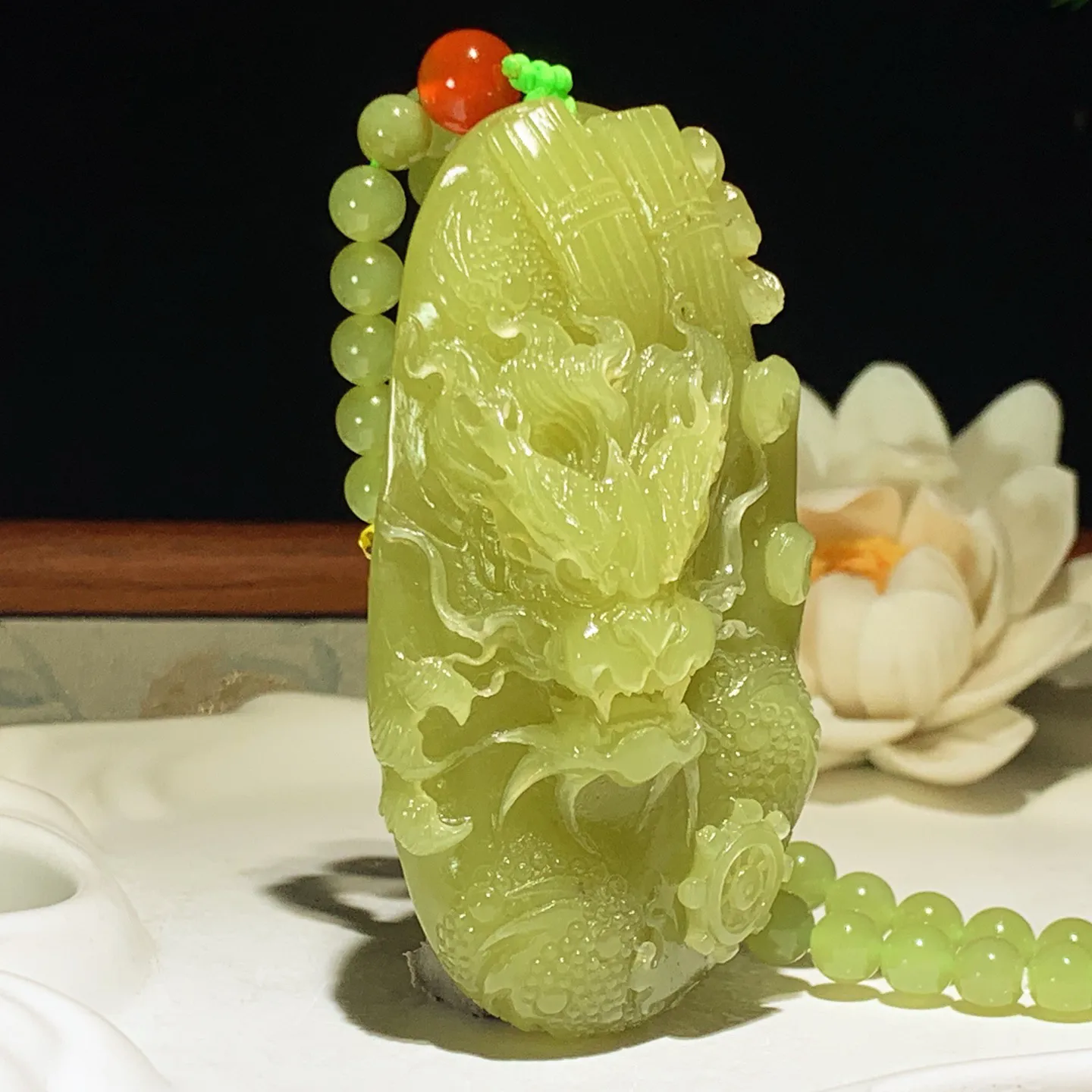 新疆若羌黄口料龙佑一方把件 尺寸70/37/24重128克。玉质细腻油润。手推出油。佩戴高端典雅。lt260122