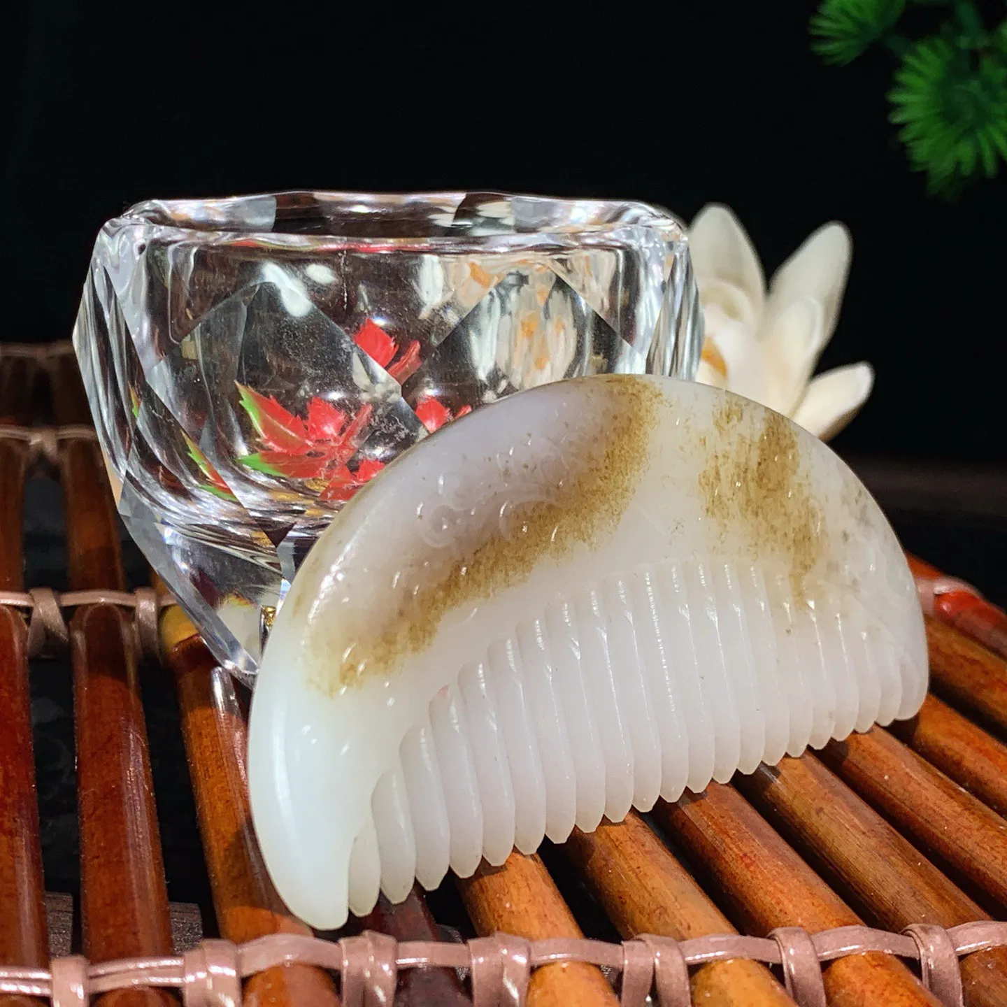 新疆和田玉且末糖梳子。尺寸83/39/7重38克。玉质细腻油润。手推出油。佩戴高端典雅。lt260122