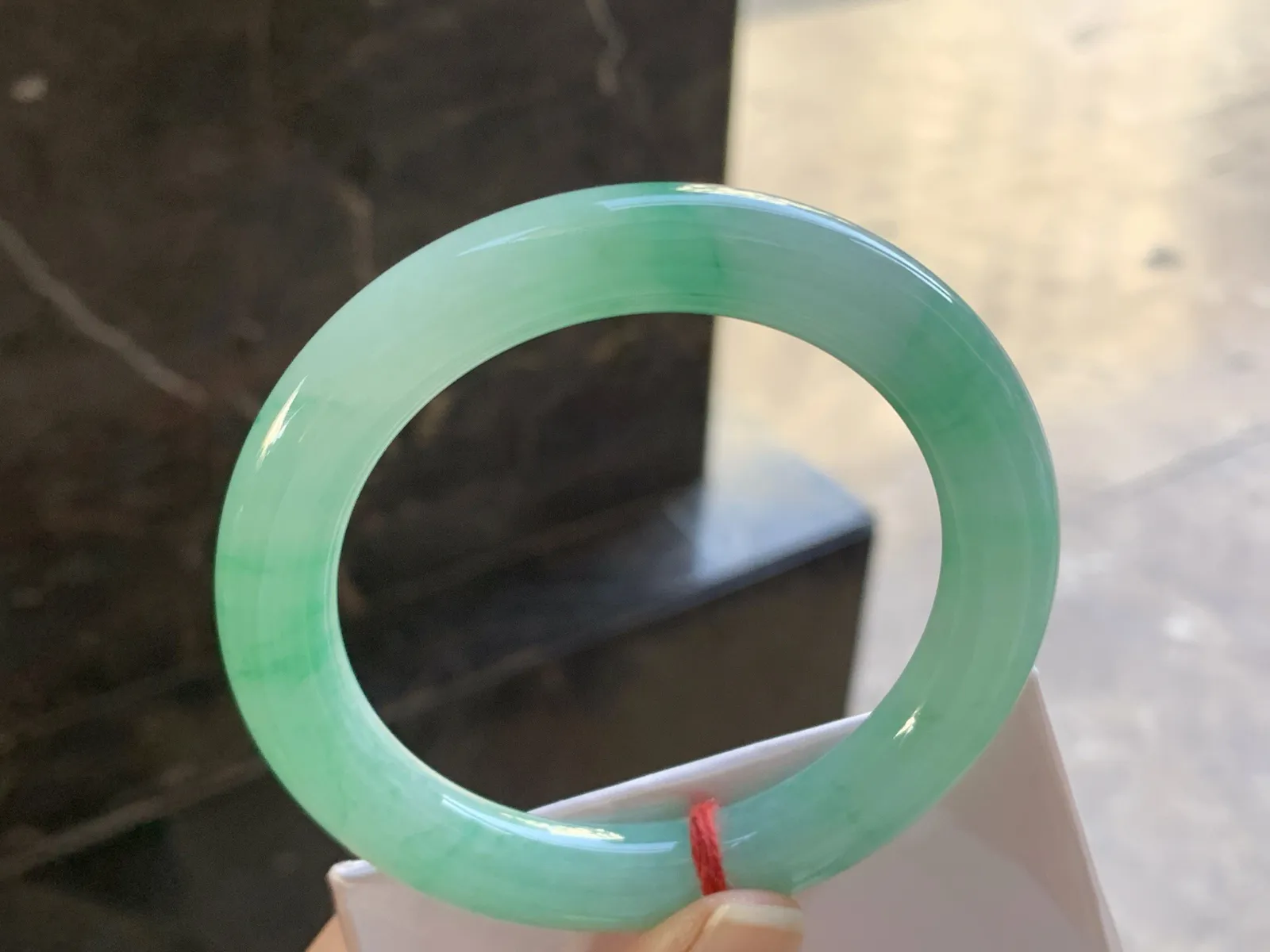 56.5-10.5

阳绿色圆条手镯^_^玉质温润 色阳