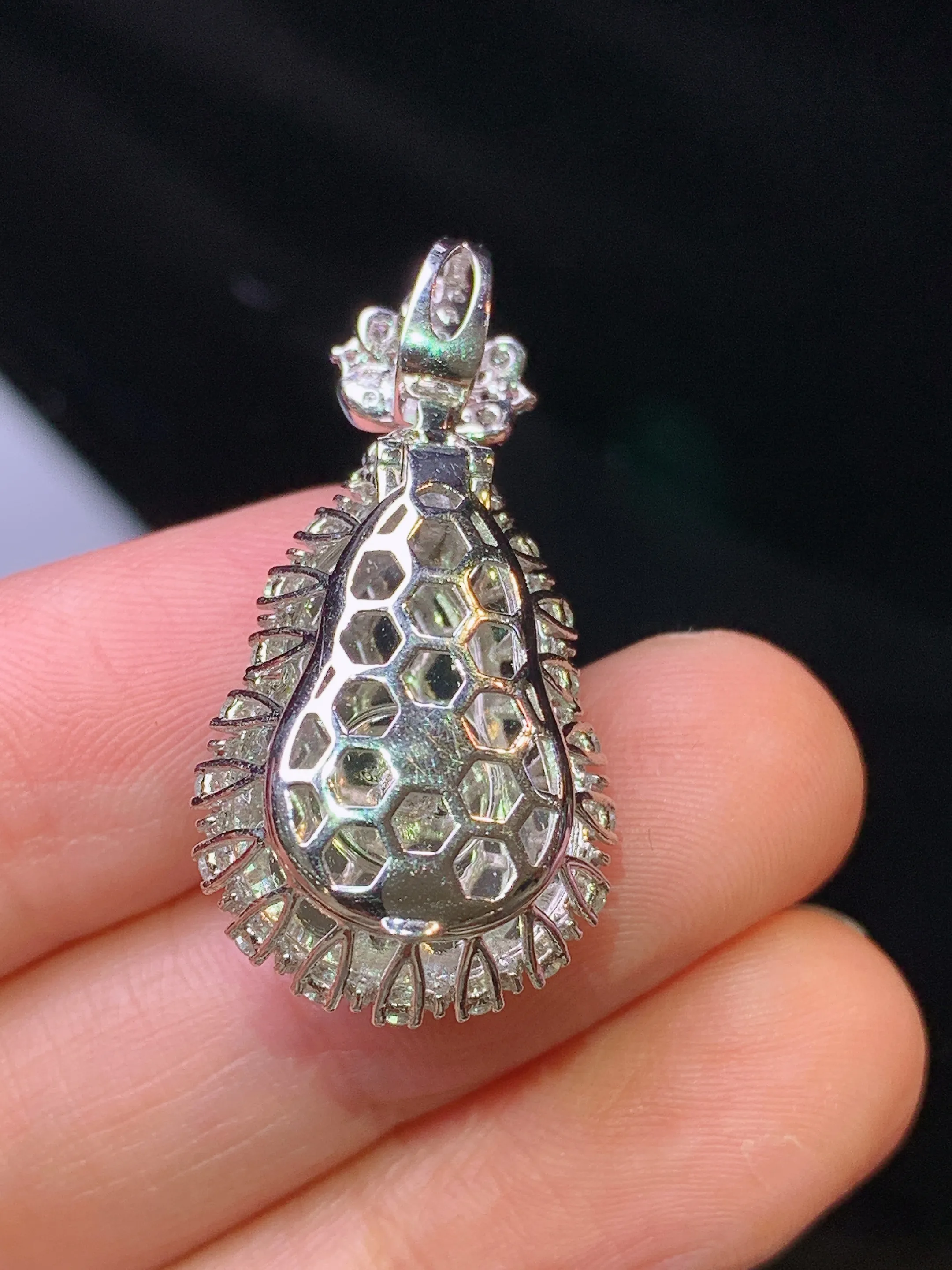 18k金钻镶嵌翠绿葫芦吊坠 玉质细腻 色泽艳丽清新 整体尺寸31.6*16*13.7