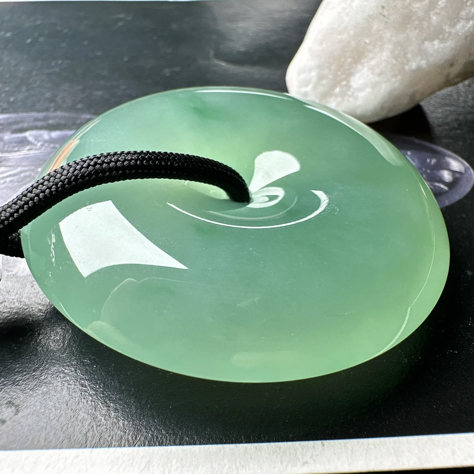 【冰种淡绿大扣子】巨无霸大平安扣，老坑料子，质量很高，大件厚装，上身霸气，难得一见的高品质大扣子，收藏品质。