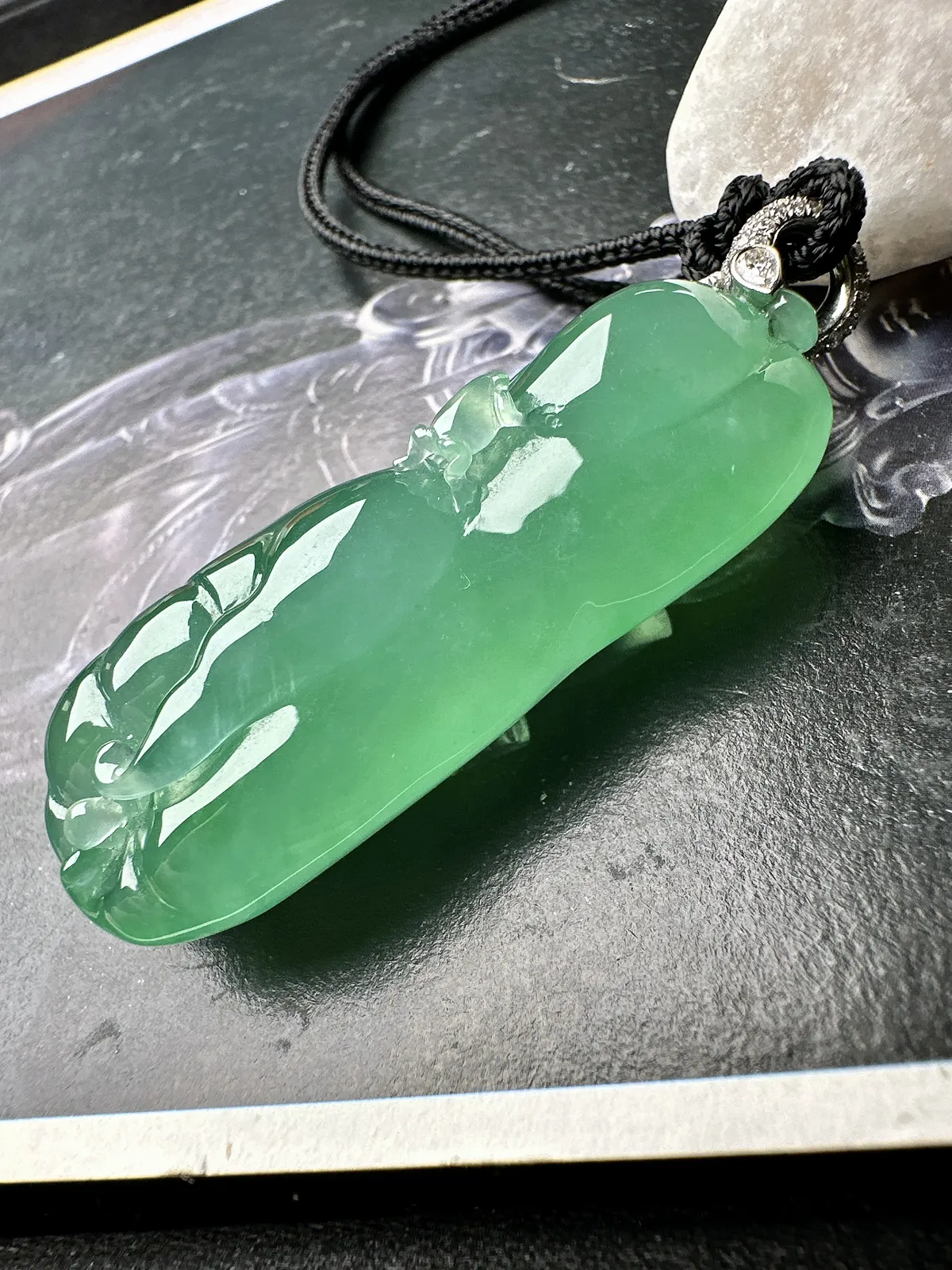 【冰种满绿呱呱来财吊坠】大尺寸佛手瓜，质地冰润细腻，种老起光，收藏品质，18k金钻镶嵌扣头，裸石尺寸51.5*20*16毫米