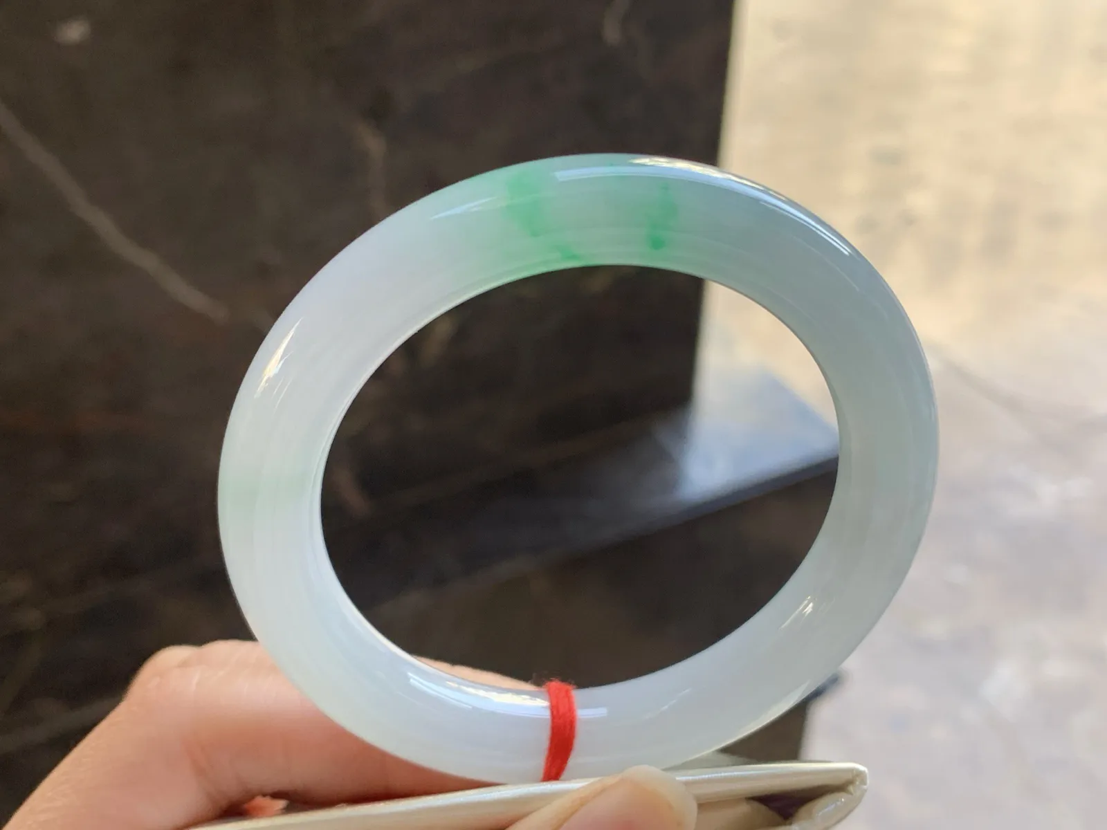 53.5-10.5

飘绿圆条手镯^_^清新