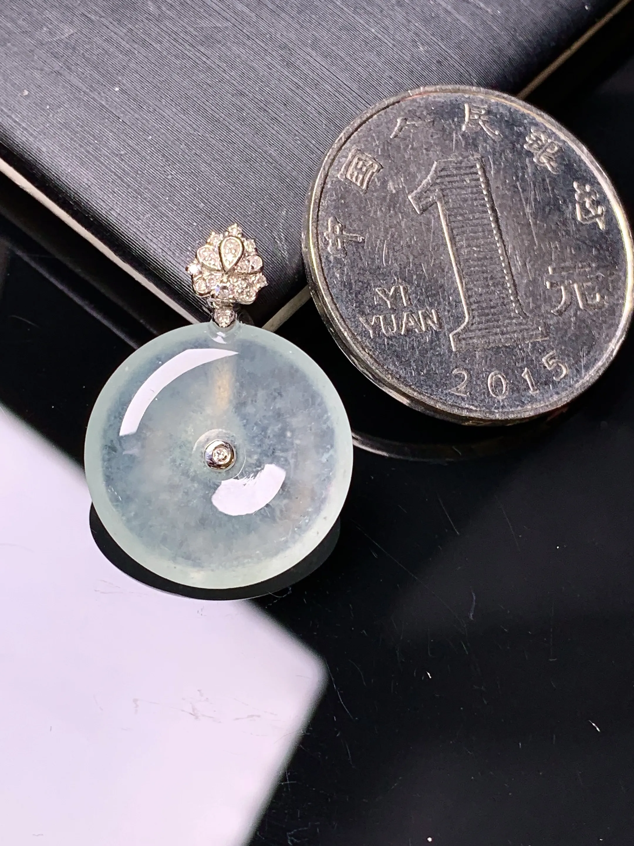 18金钻镶嵌冰种平安扣吊坠 玉质细腻 色泽清新艳丽 整体尺寸23.6*17.3*4