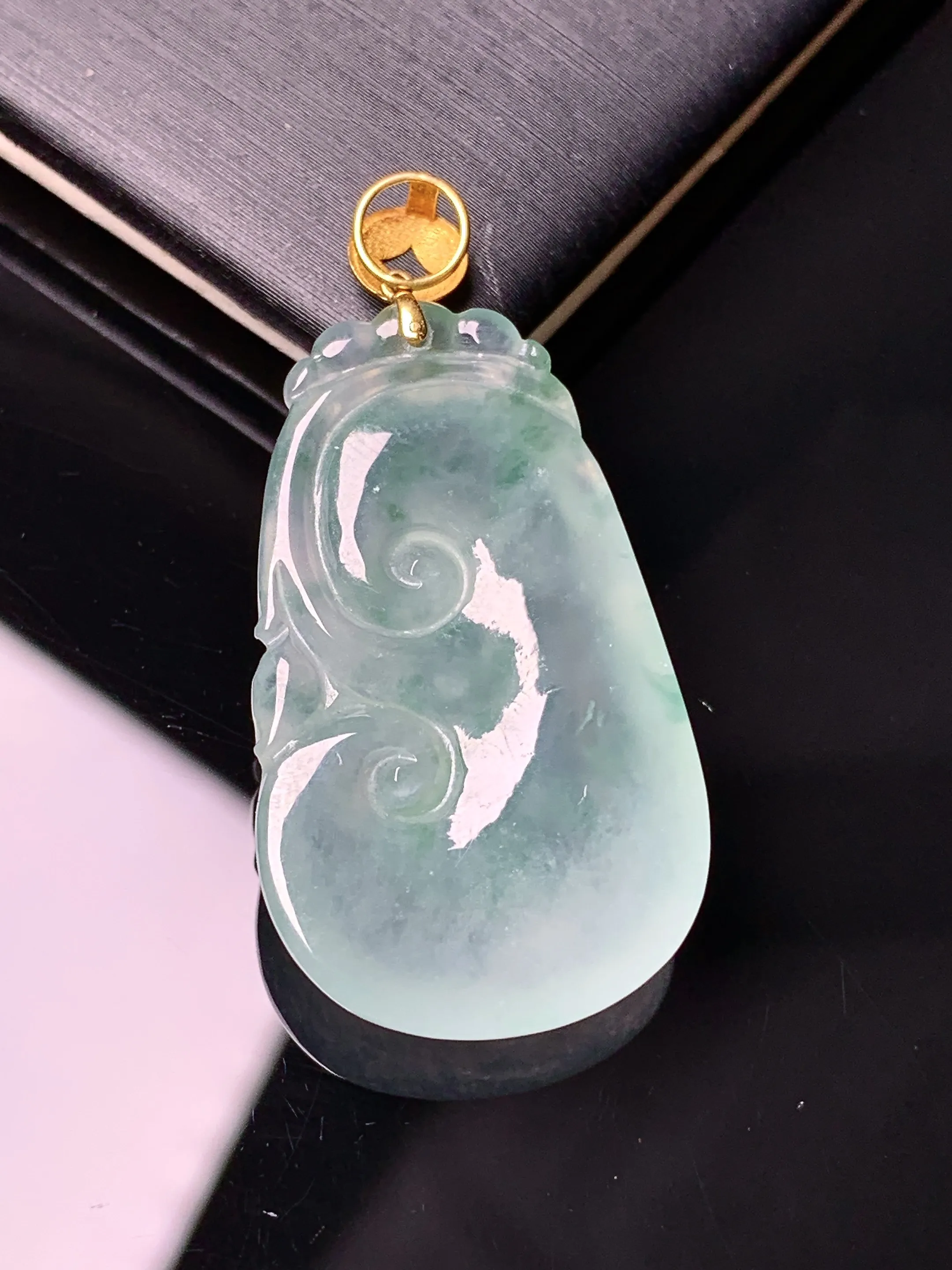 18金镶嵌飘绿如意吊坠 玉质细腻 色泽清新艳丽 整体尺寸38.8*18.8*5.2