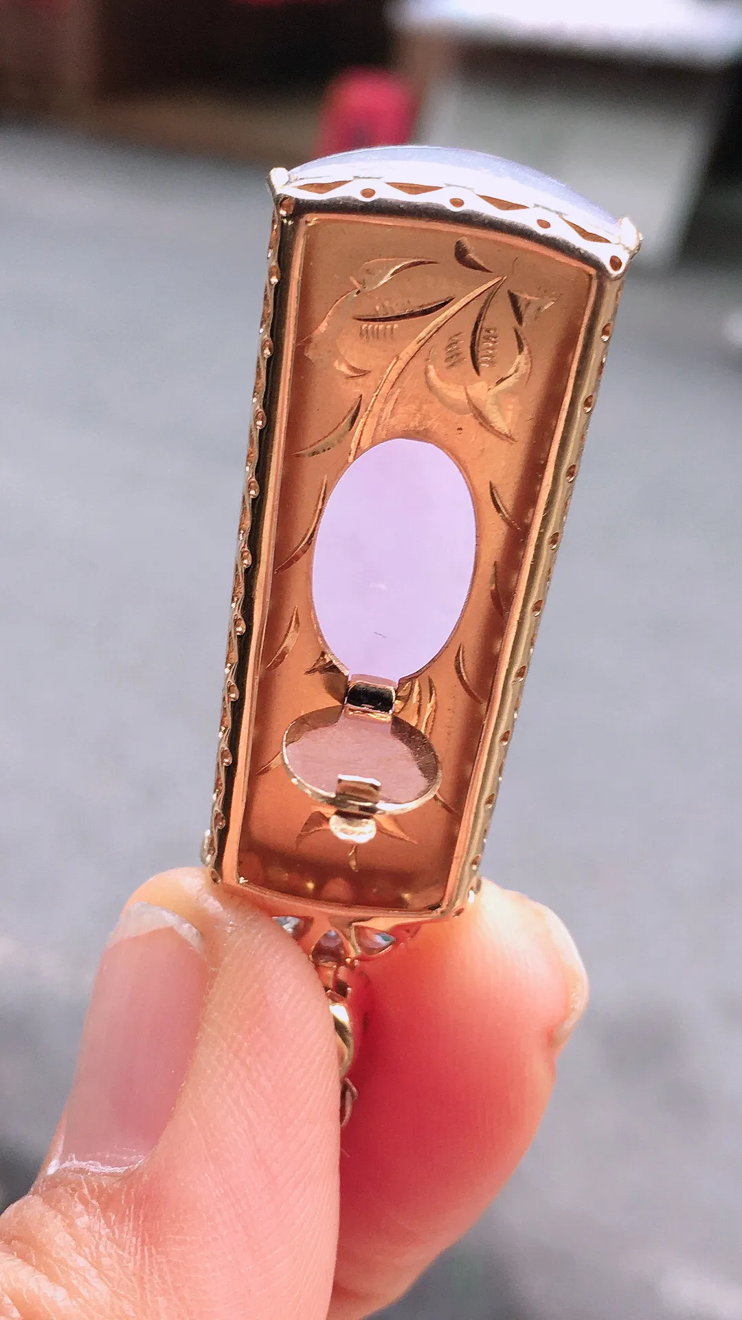 淡紫罗兰无事牌吊坠，色泽均匀艳丽，玉质细腻，荧光感超
强，饱满圆润，尽显优雅气质，18k
金豪华镶嵌