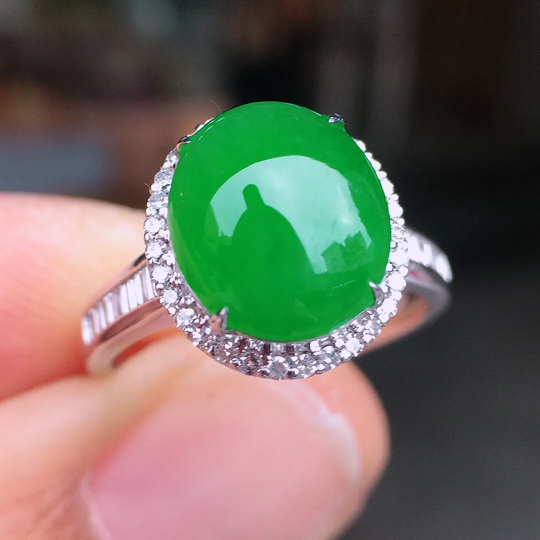 阳绿蛋面戒指，色泽均匀艳丽，玉质细腻，荧光感超
强，饱满圆润，尽显优雅气质，18k
金豪华镶嵌