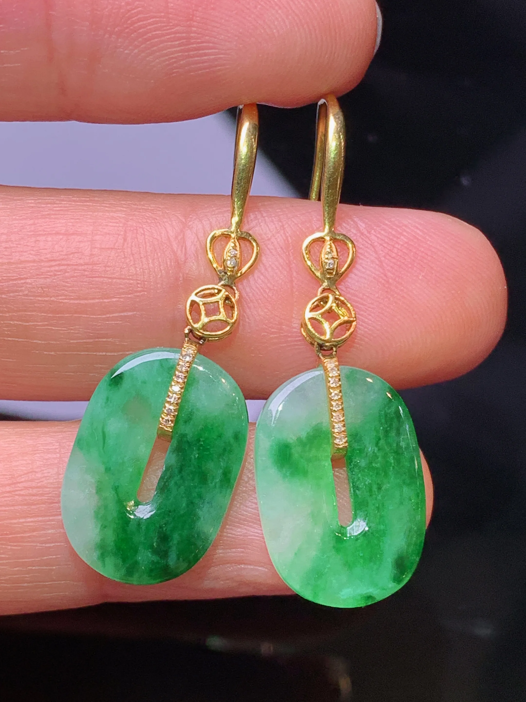 18金钻镶嵌飘绿平安扣耳坠 玉质细腻 色泽清新艳丽 整体尺寸37*11.5*2.7