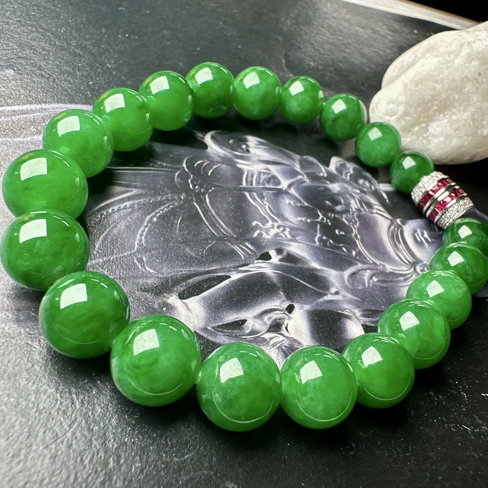 【冰种满绿圆珠手串】辣绿色泽，冰感十足，通透闪亮，颜色很艳丽，收藏品质，推荐入手。直径8.4-10.6之间