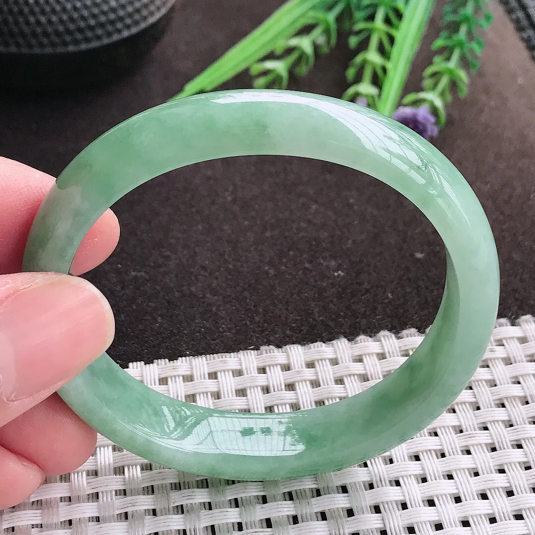 实拍A货翡翠53.5/47.5/12.2/7老坑秀气温润满绿贵妃手镯宽边翡翠玉镯