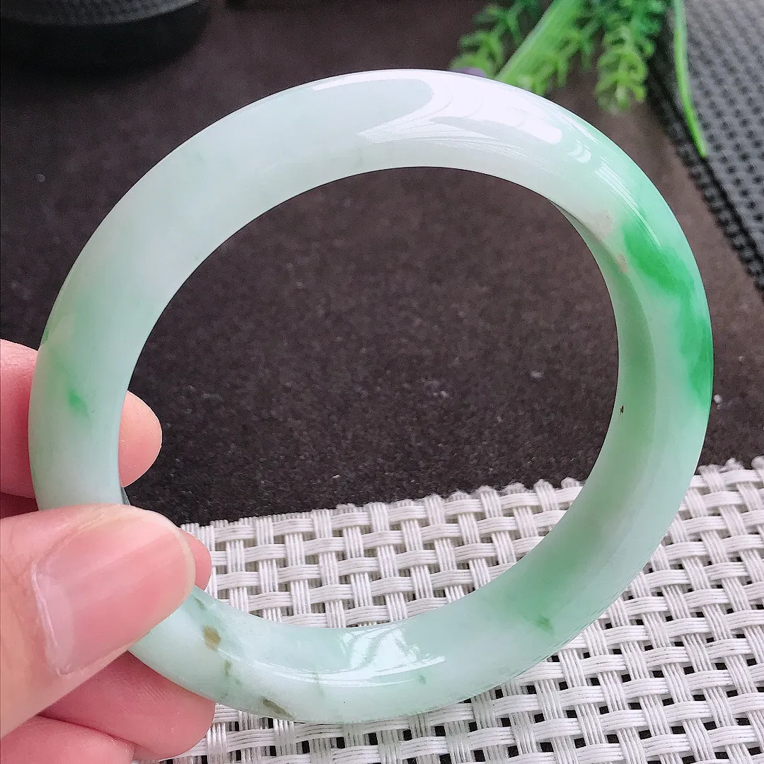 实拍A货翡翠61/12.2/9大圈口老坑精美飘阳绿手镯宽边翡翠玉镯