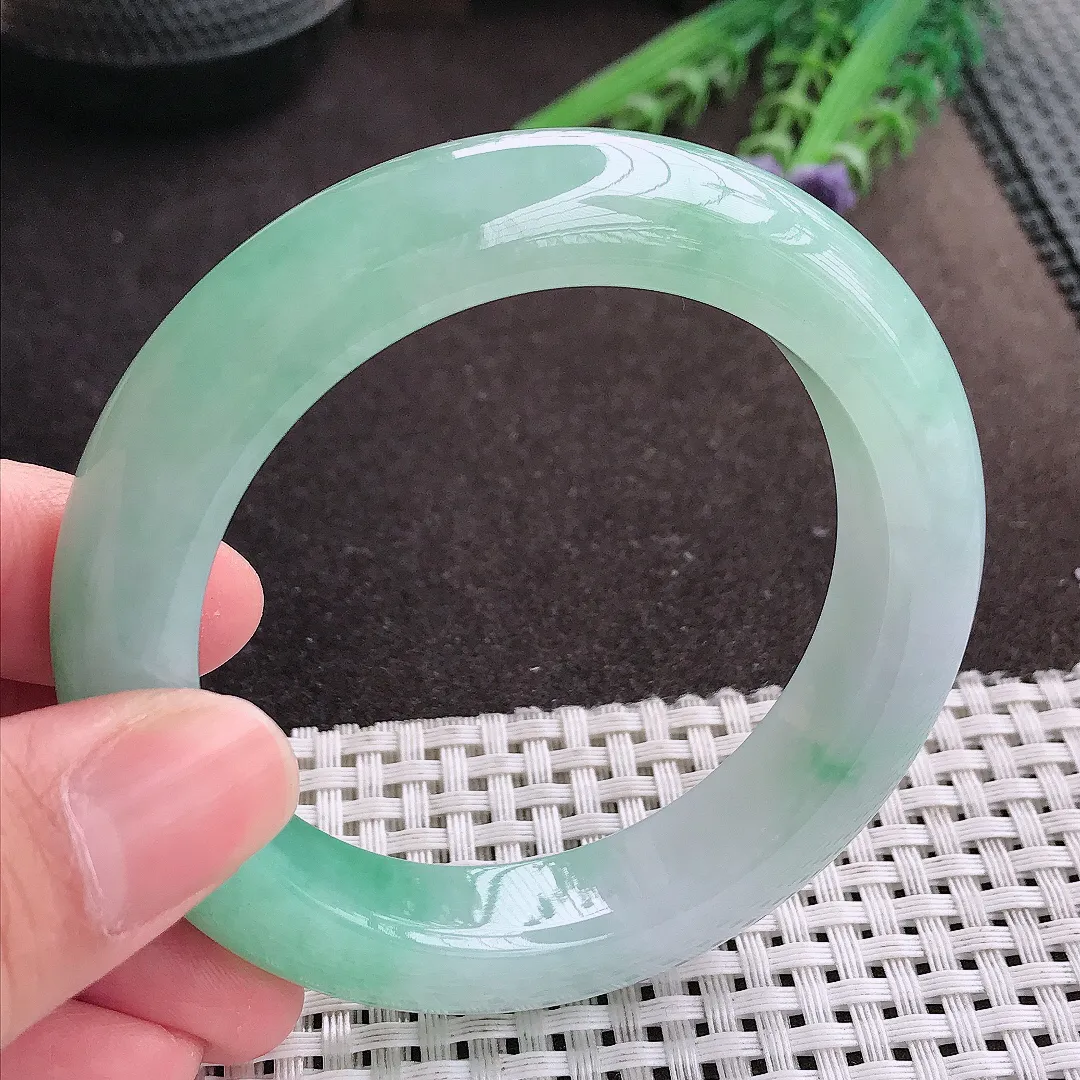 实拍A货翡翠55/12.8/10.2老坑冰胶水灵冰晴甜绿手镯厚装宽边玉镯