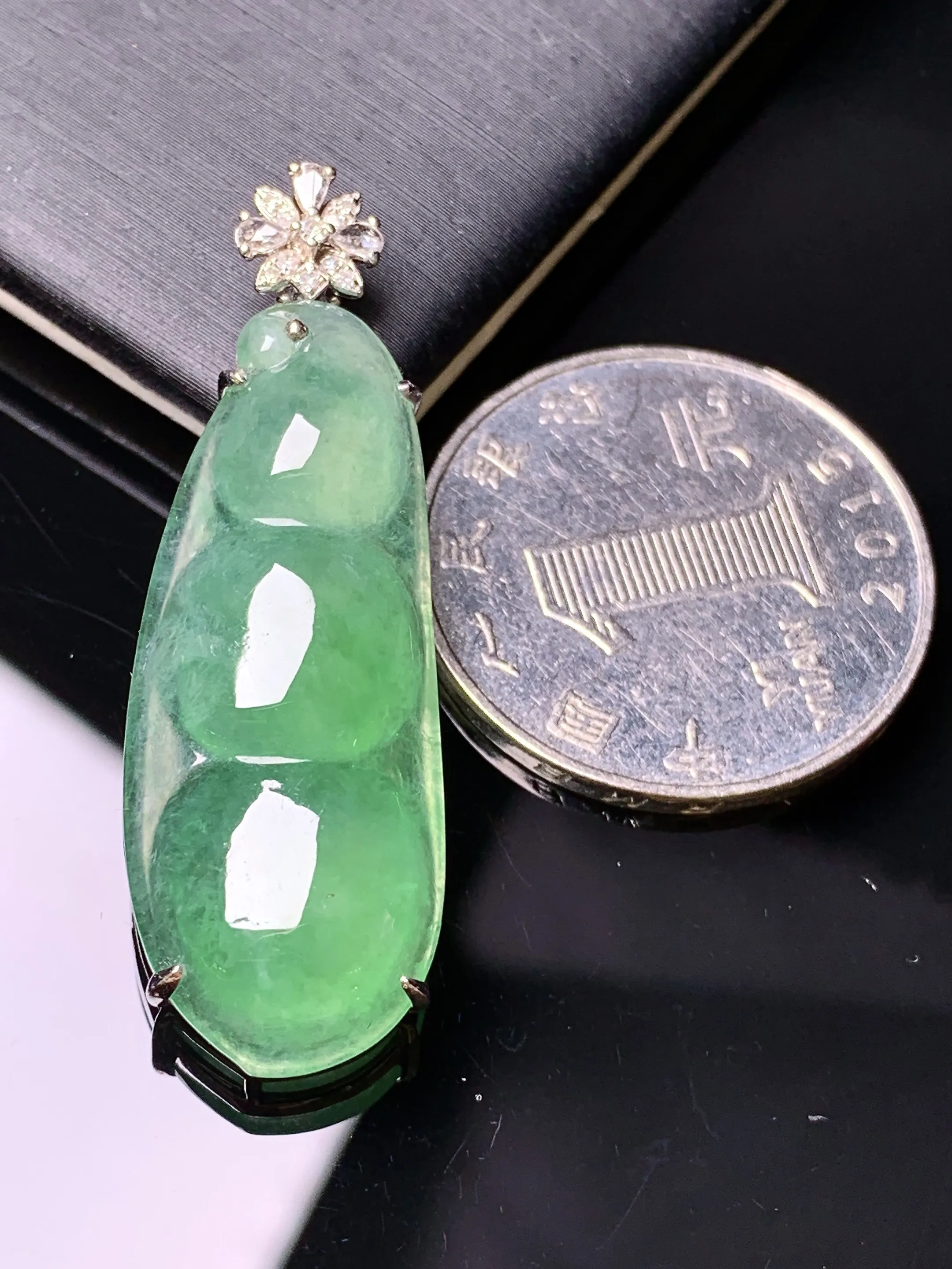 18k金钻镶嵌翠绿四季豆吊坠 玉质细腻 色泽艳丽清新 整体尺寸40.8*13.5*7