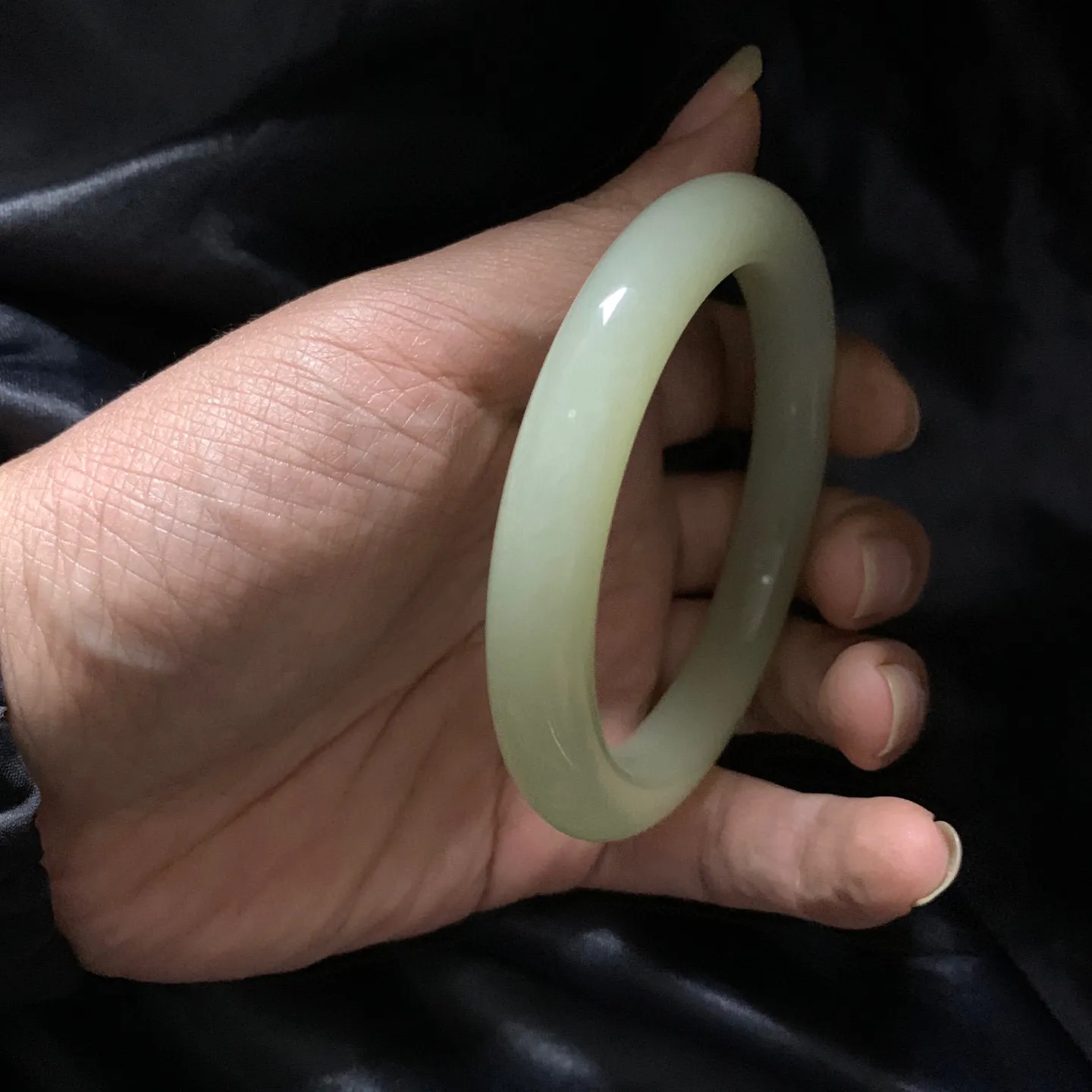 63圈口和田玉清水色手镯【挽间柔情】，和田玉63圈口手镯，镯型古朴典雅。在诗情画意的雨巷相遇，你是我腕间的一抹风情，有你眸有深情.清风荡漾湖间静水，我愿俯身低眉，在烟波涟漪处寻