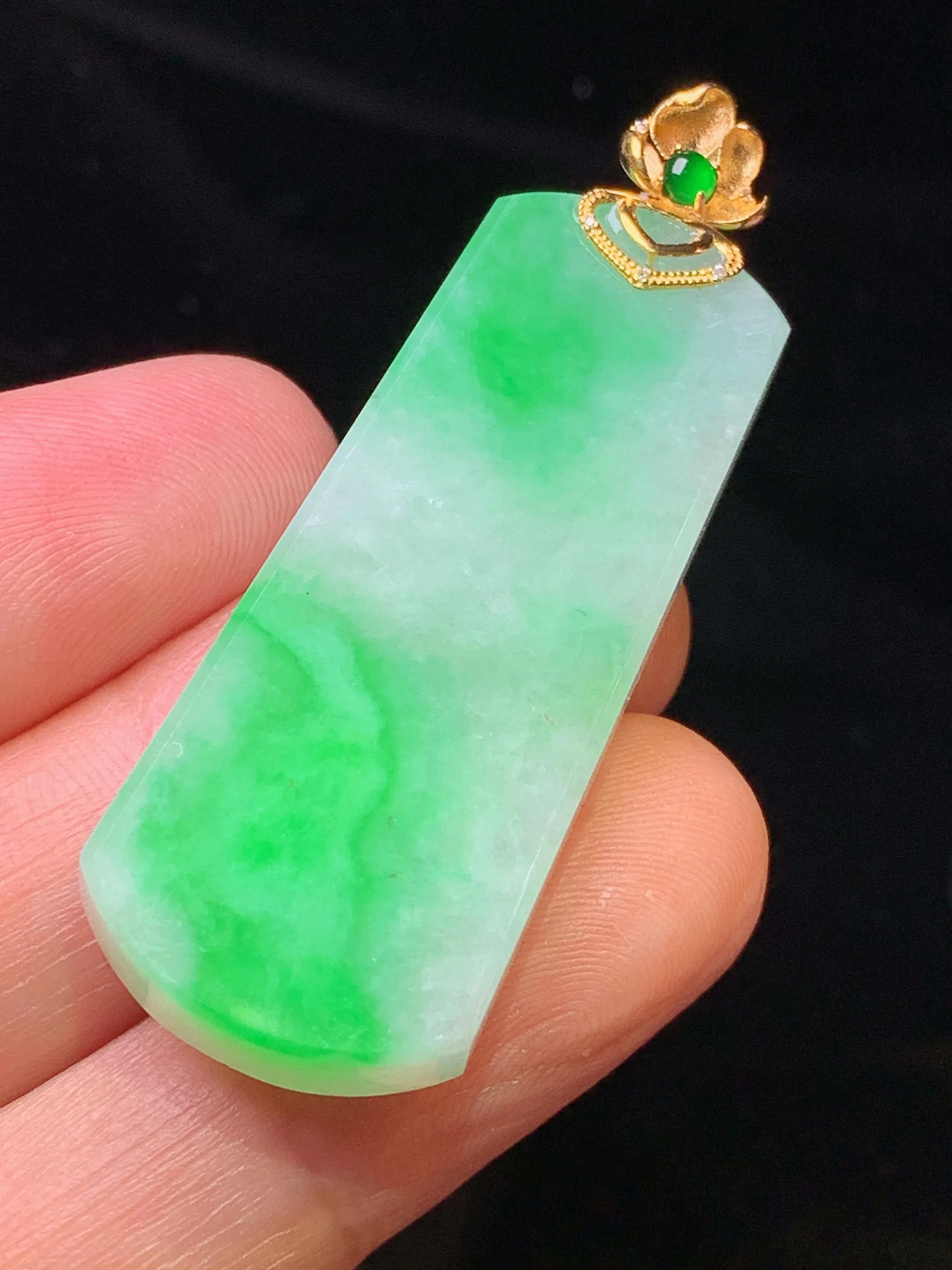 18金镶嵌翠绿无事牌吊坠 玉质细腻 色泽清新艳丽 整体尺寸47.8*16.7*4.7