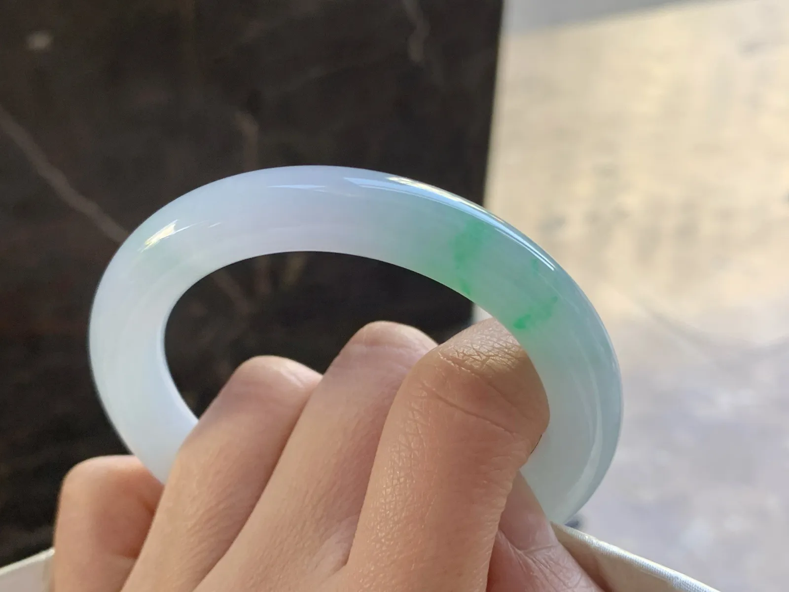 53.5-10.5

飘绿圆条手镯^_^清新