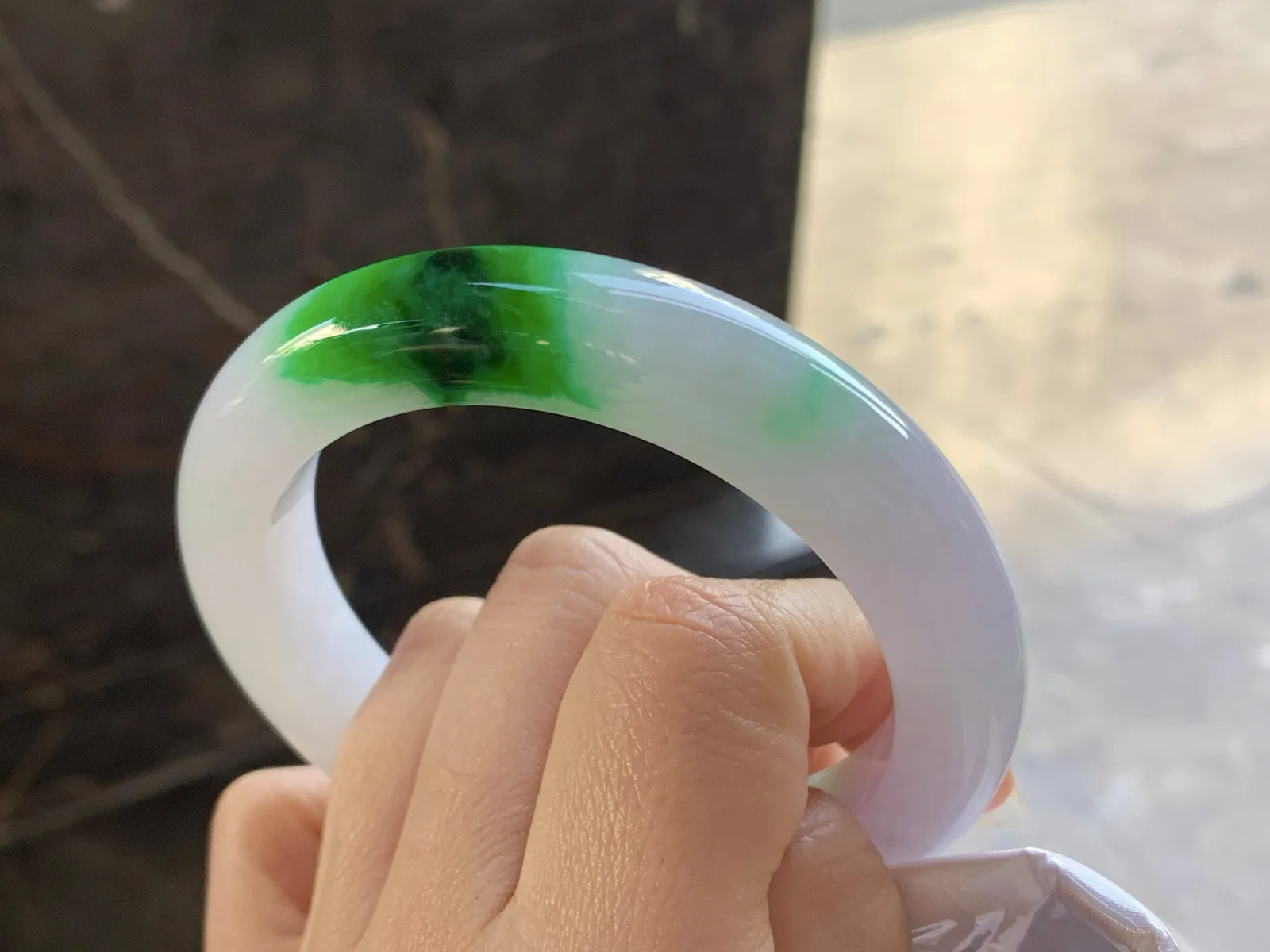 57-12.3-10.4

辣绿色手镯^_^颜色鲜艳 玉质温润