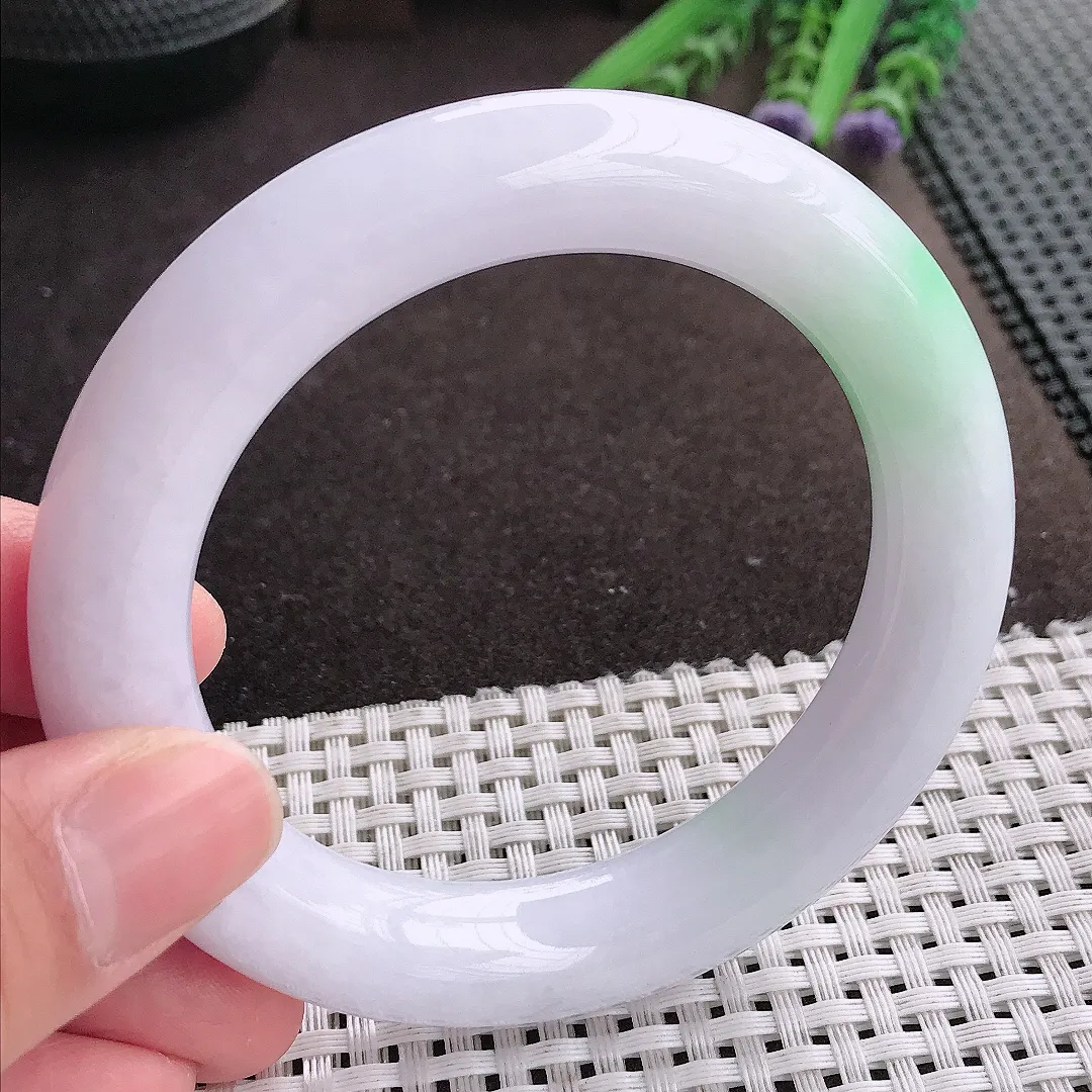 实拍A货翡翠57/11.7/11.5老坑精美温润飘绿圆条手镯翡翠玉镯