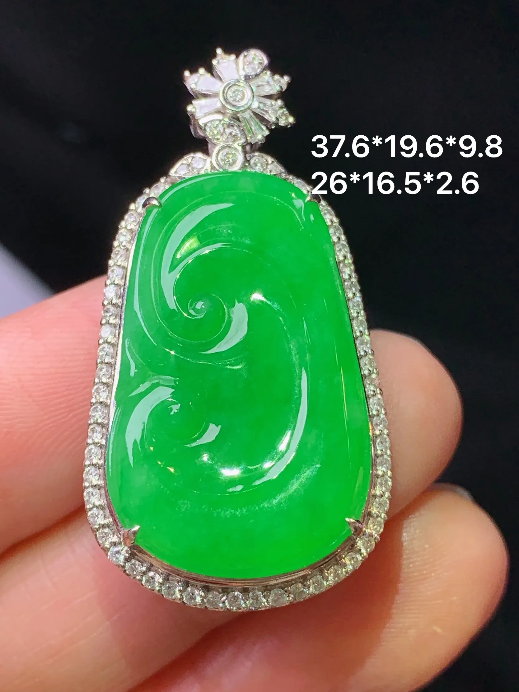 18k金钻镶嵌满绿如意吊坠 玉质细腻 色泽艳丽清新 整体尺寸37.6*19.6*9.8