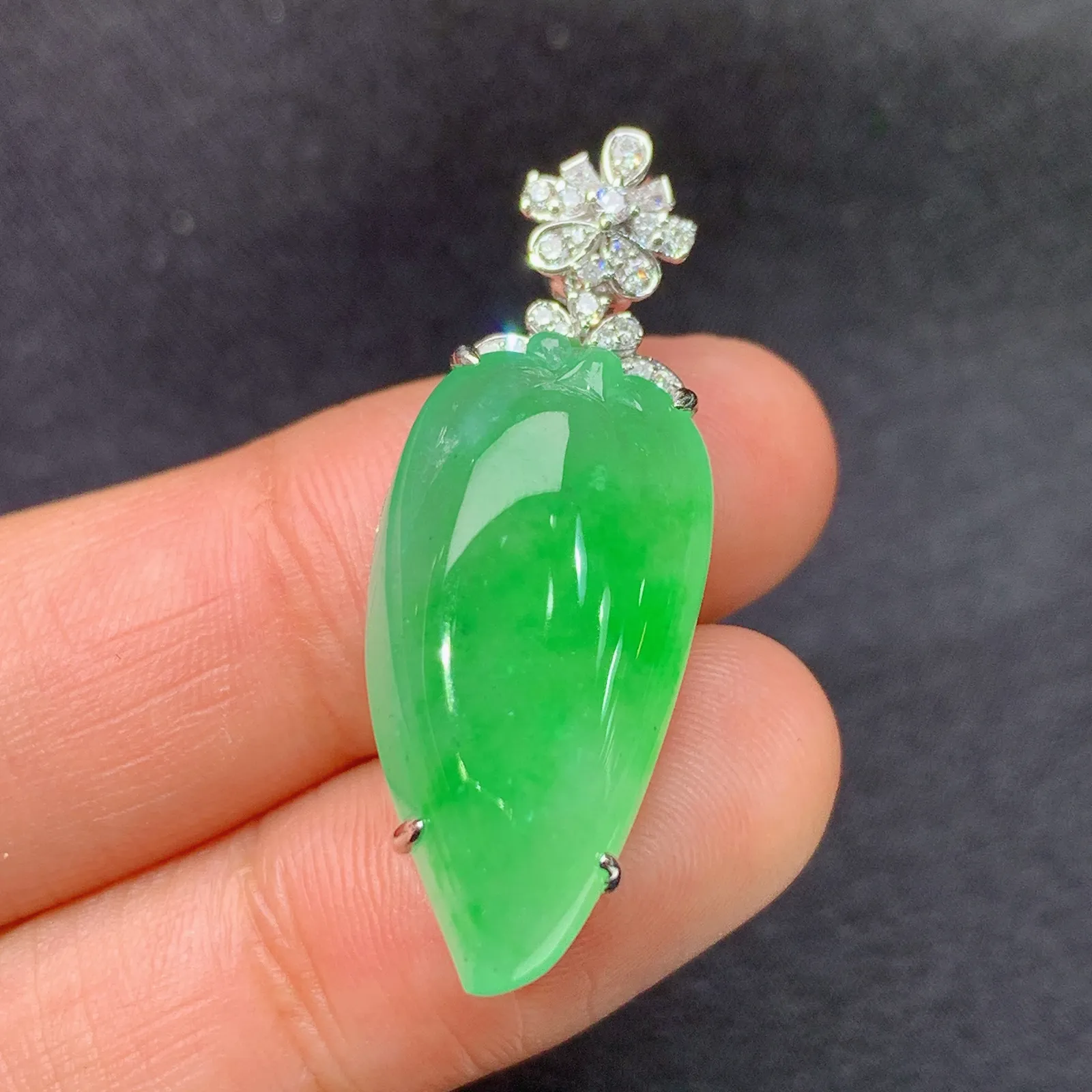 阳绿福瓜吊坠，18k金镶嵌，色泽鲜阳，冰润细腻，种水足，Jj 尺寸34.2*12.5*8.3