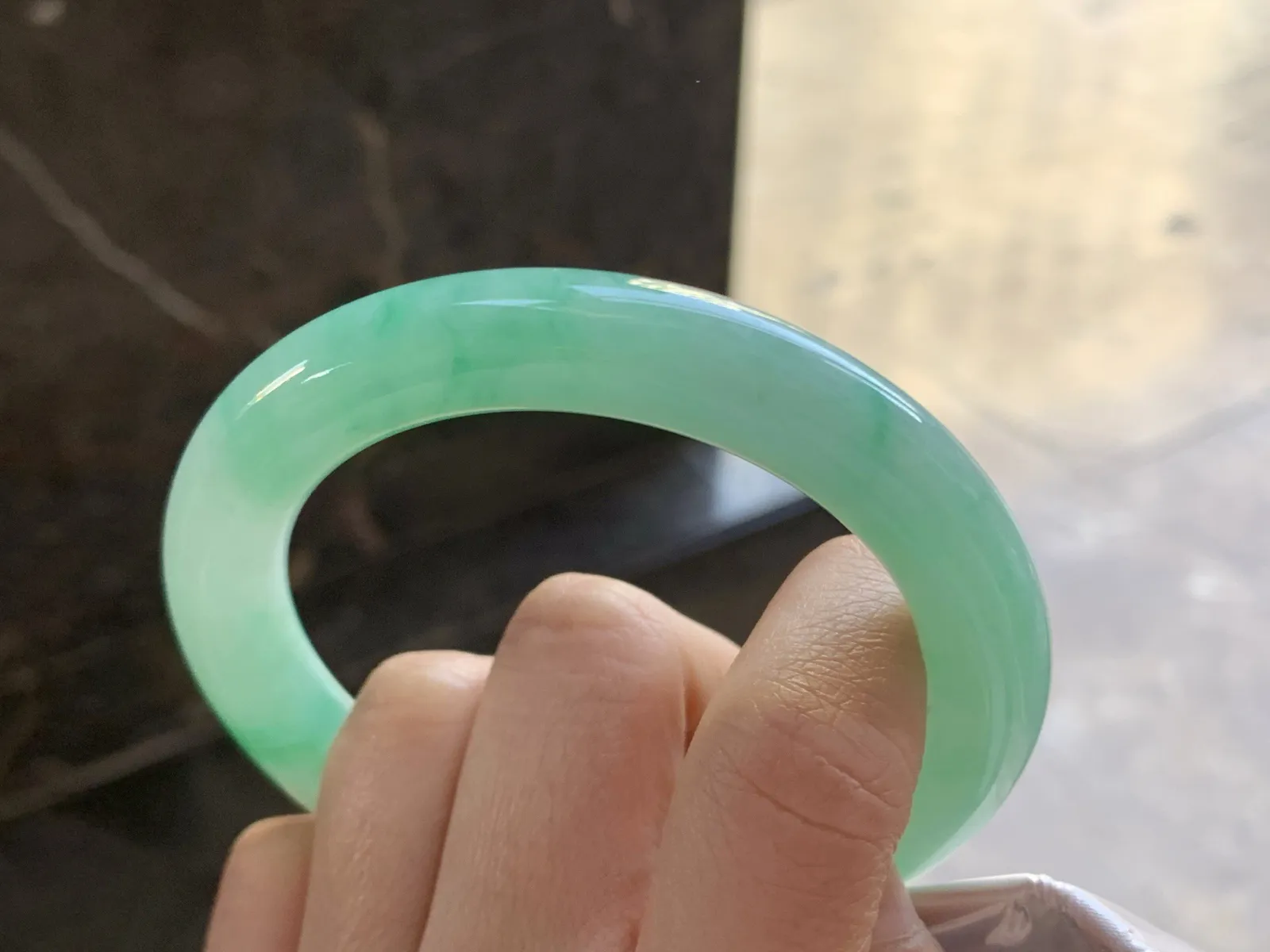 56.5-10.5

阳绿色圆条手镯^_^玉质温润 色阳