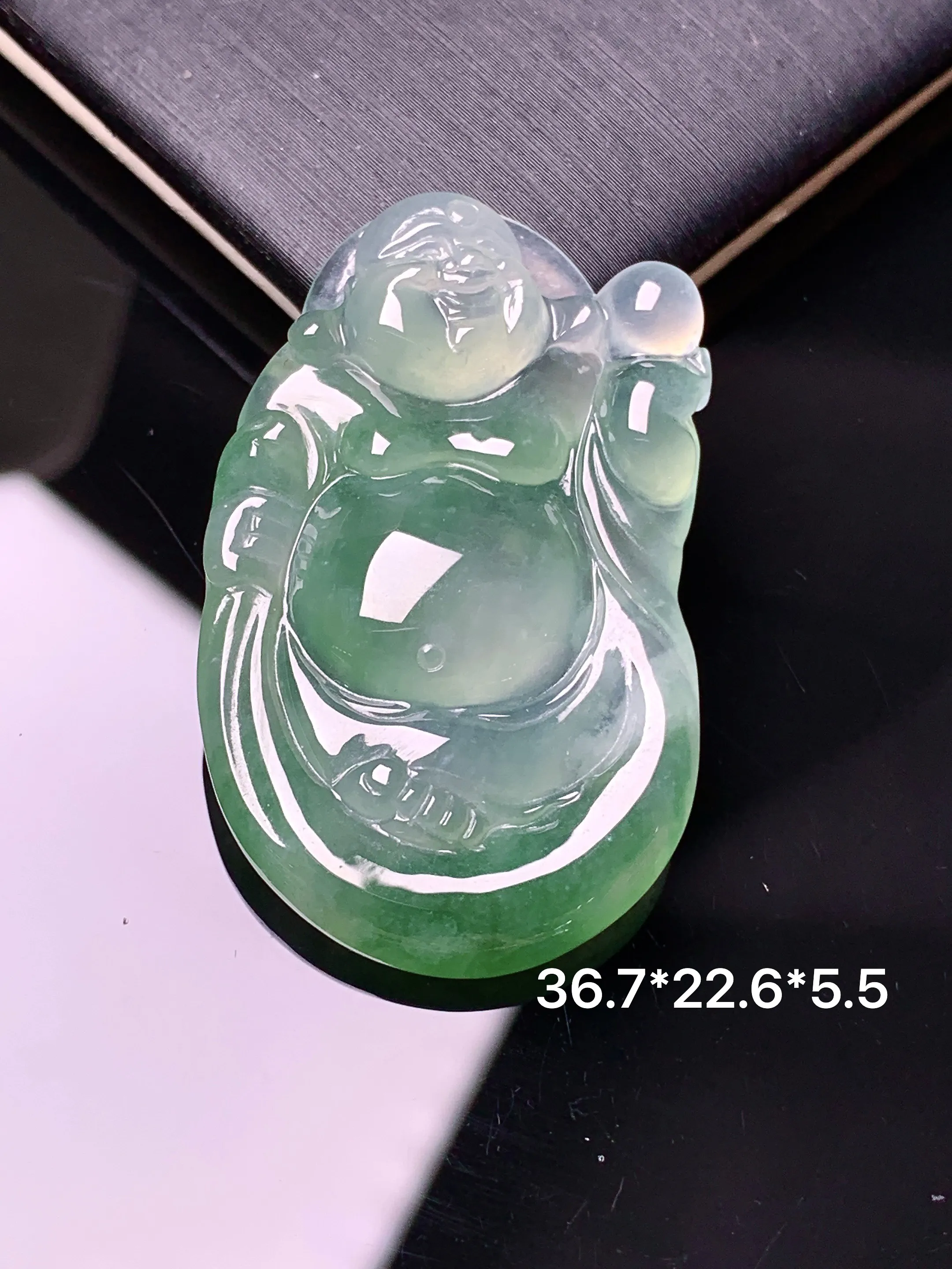 冰种飘绿逍遥佛公吊坠 玉质细腻 色泽清新艳丽 整体尺寸36.7*22.6*5.5