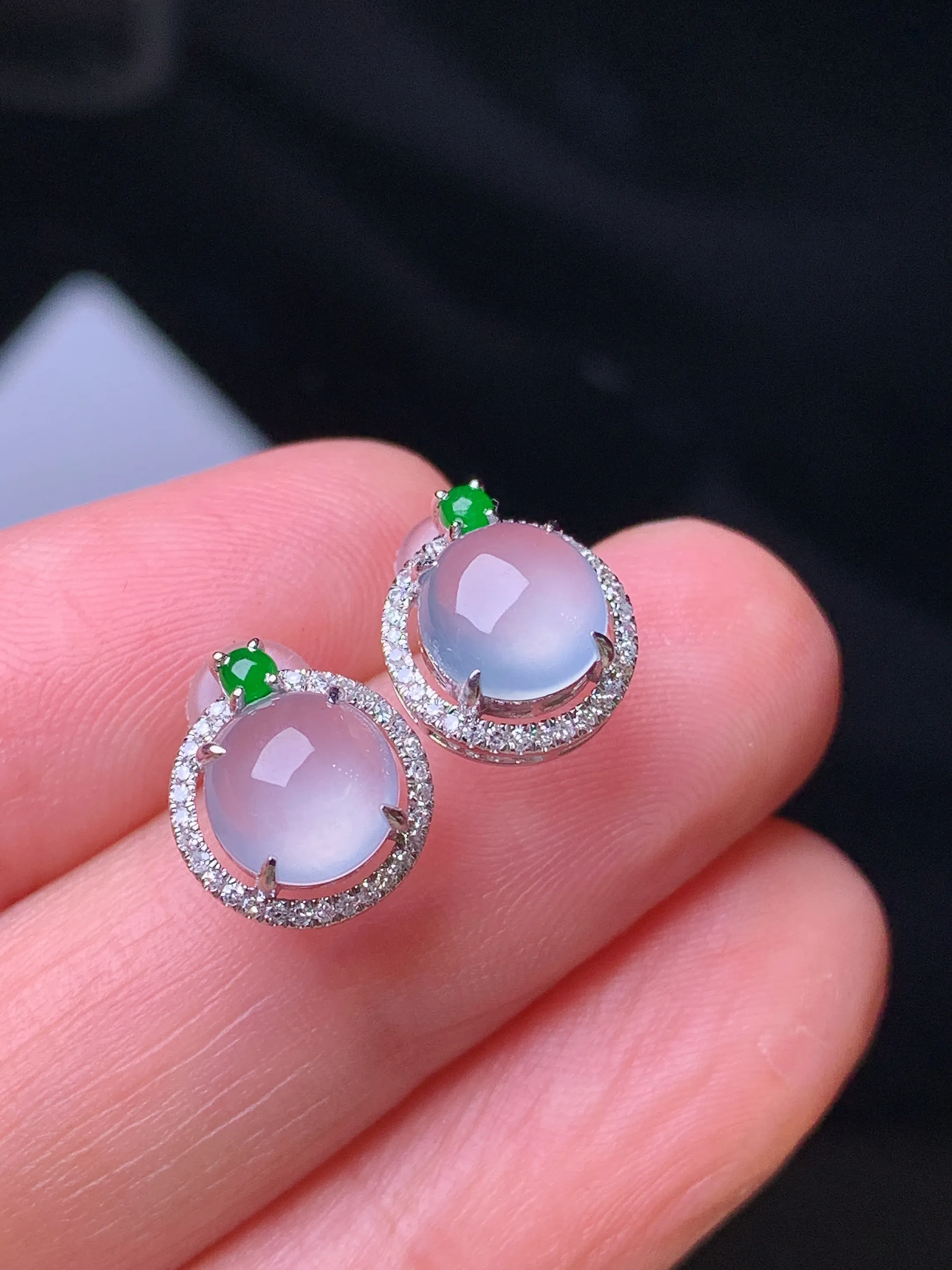 18k金钻镶嵌冰种蛋面耳钉 玉质细腻 色泽艳丽清新 整体尺寸 10.5*9*5.8