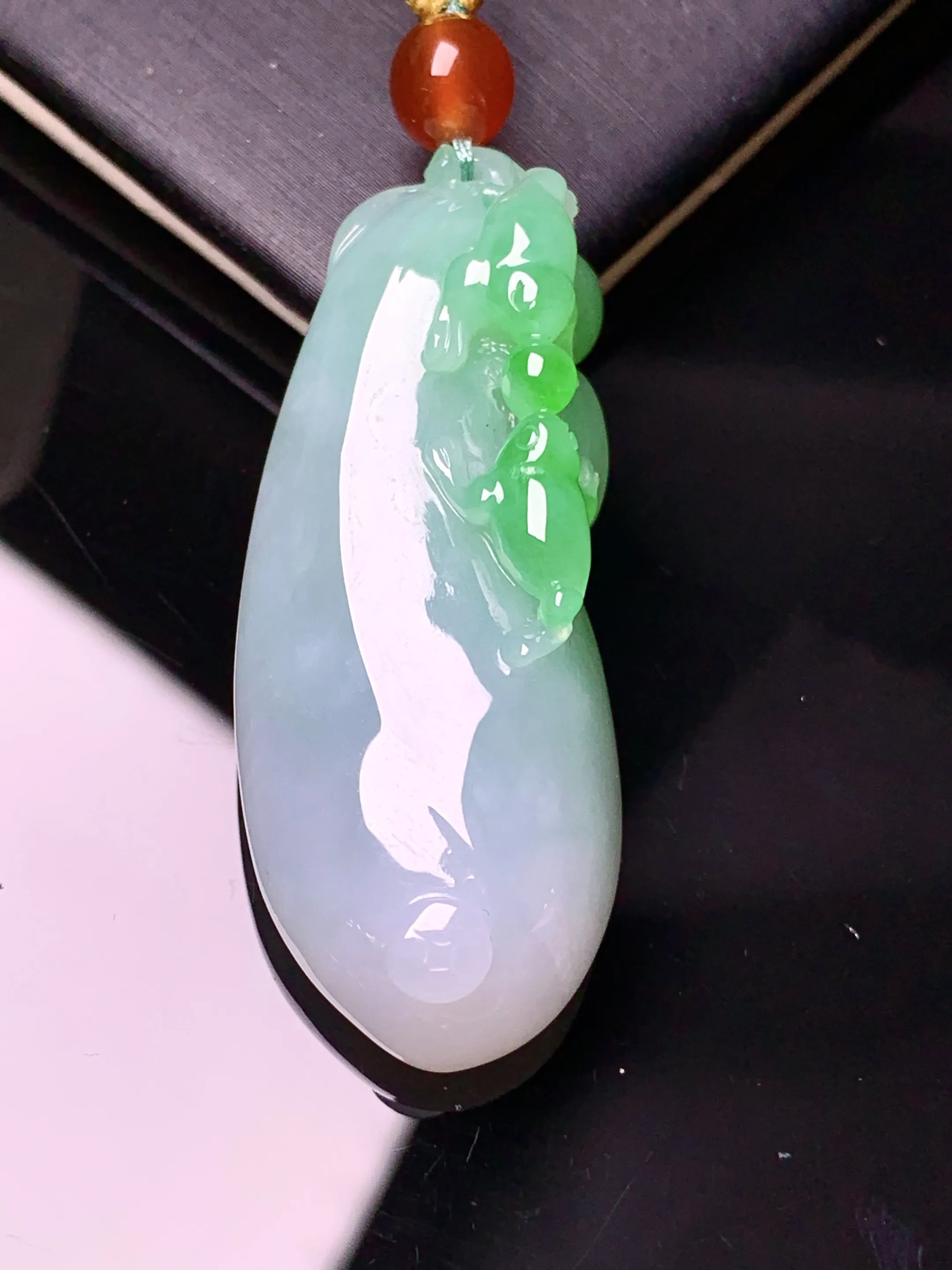 飘绿福瓜吊坠 玉质细腻 色泽清新艳丽 整体尺寸45.5*18*10.6