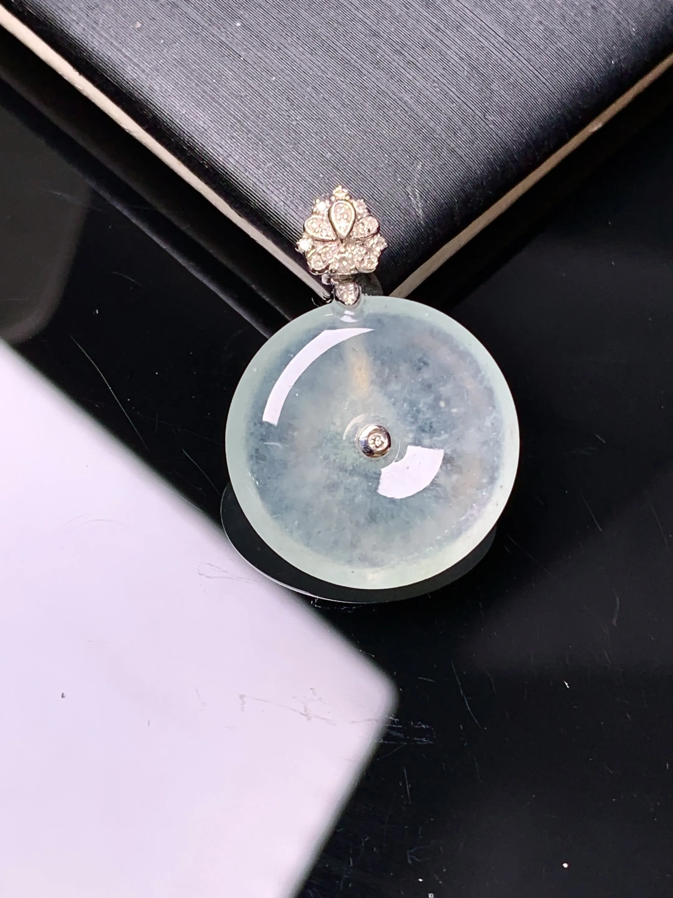 18金钻镶嵌冰种平安扣吊坠 玉质细腻 色泽清新艳丽 整体尺寸23.6*17.3*4