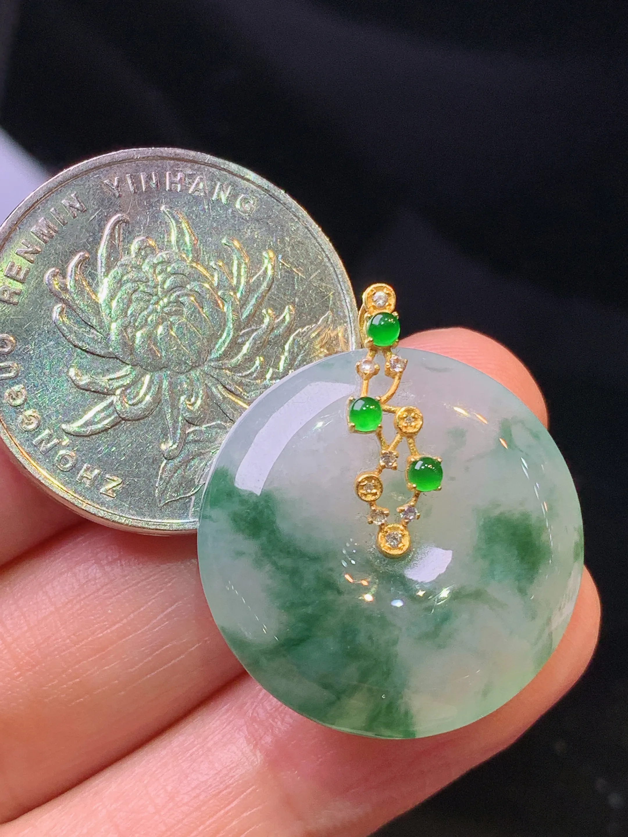 18金镶嵌飘绿平安扣吊坠 玉质细腻 色泽清新艳丽 整体尺寸27.5*5.8